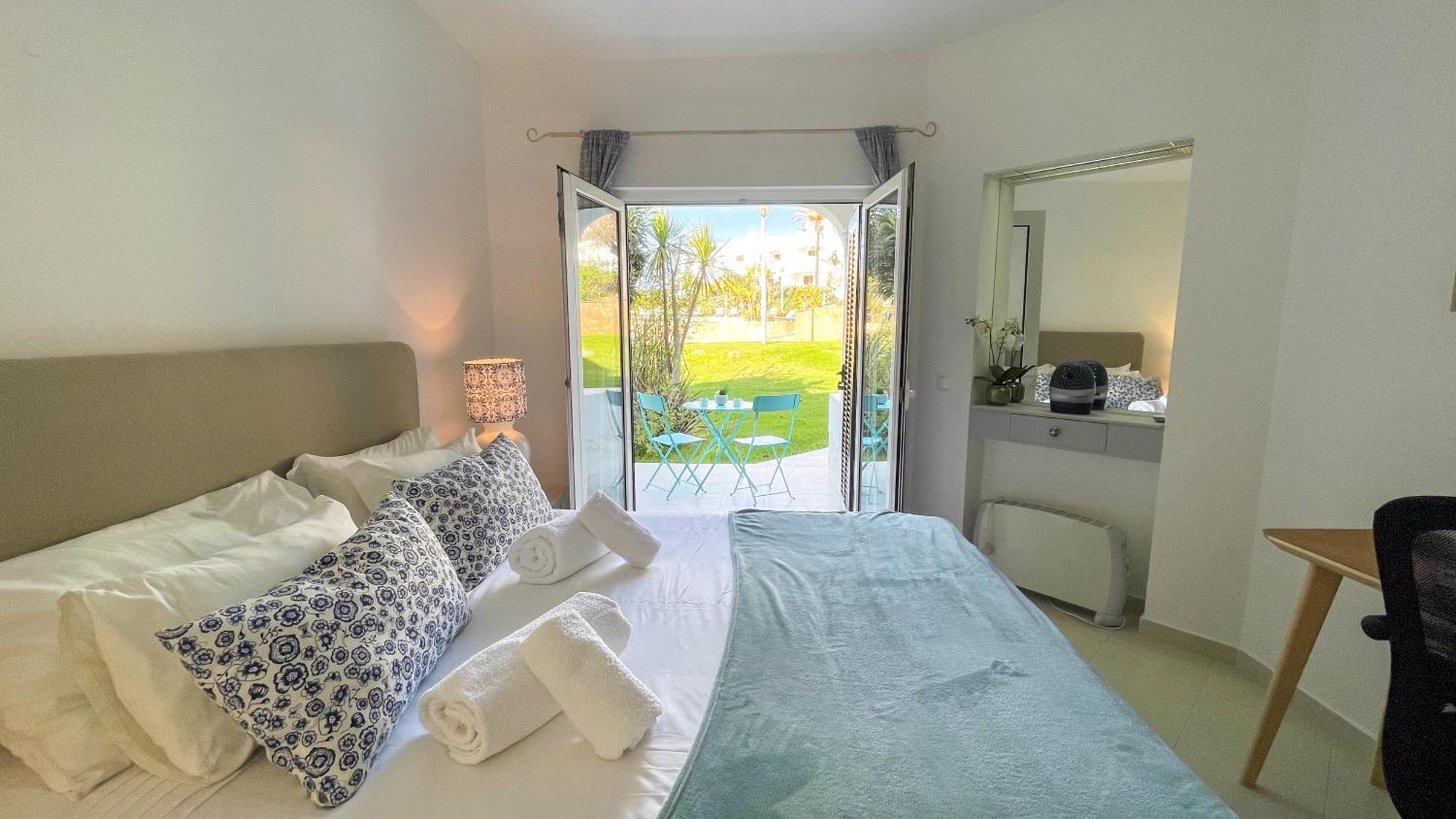 Apartment 2 Bed 2 Bath Poolside With Wi-fi And Ac