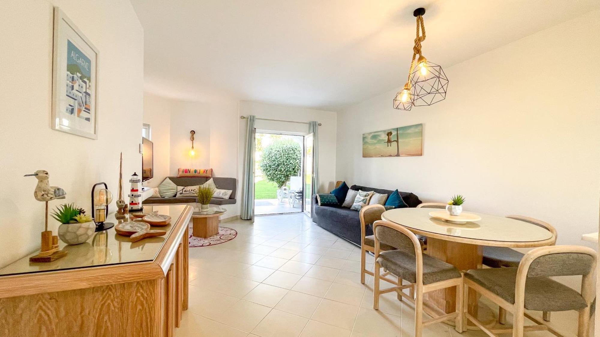 Apartment 2 Bed 2 Bath Poolside With Wi-fi And Ac Albufeira