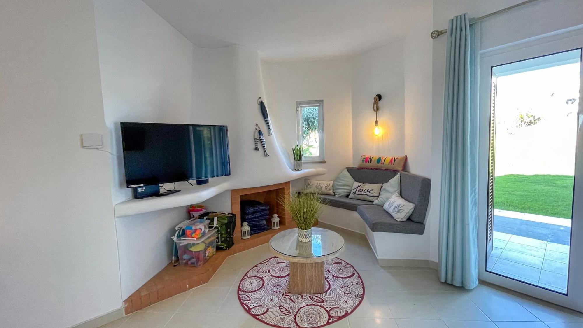 Apartment 2 Bed 2 Bath Poolside With Wi-fi And Ac