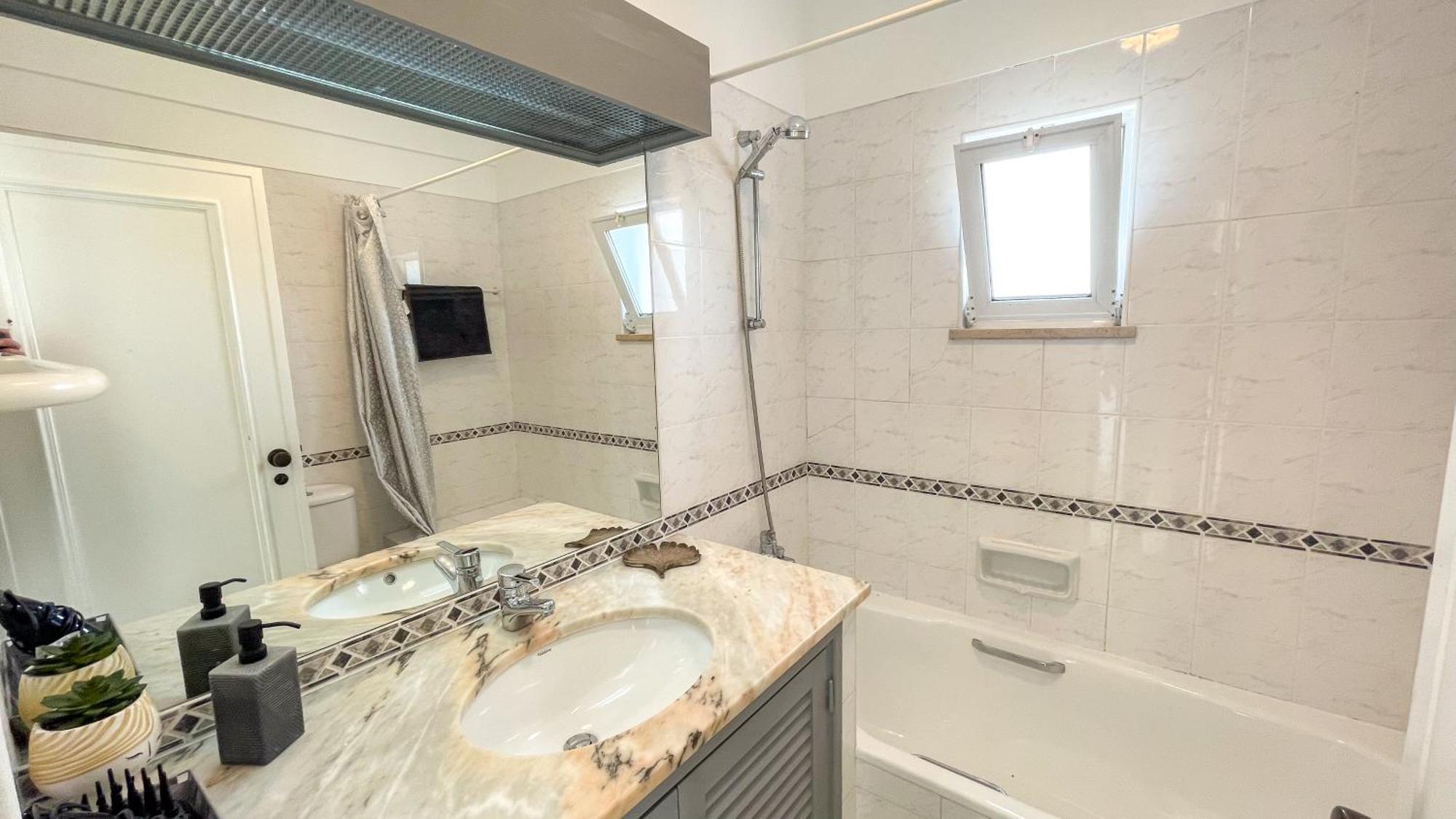 Apartment 2 Bed 2 Bath Poolside With Wi-fi And Ac