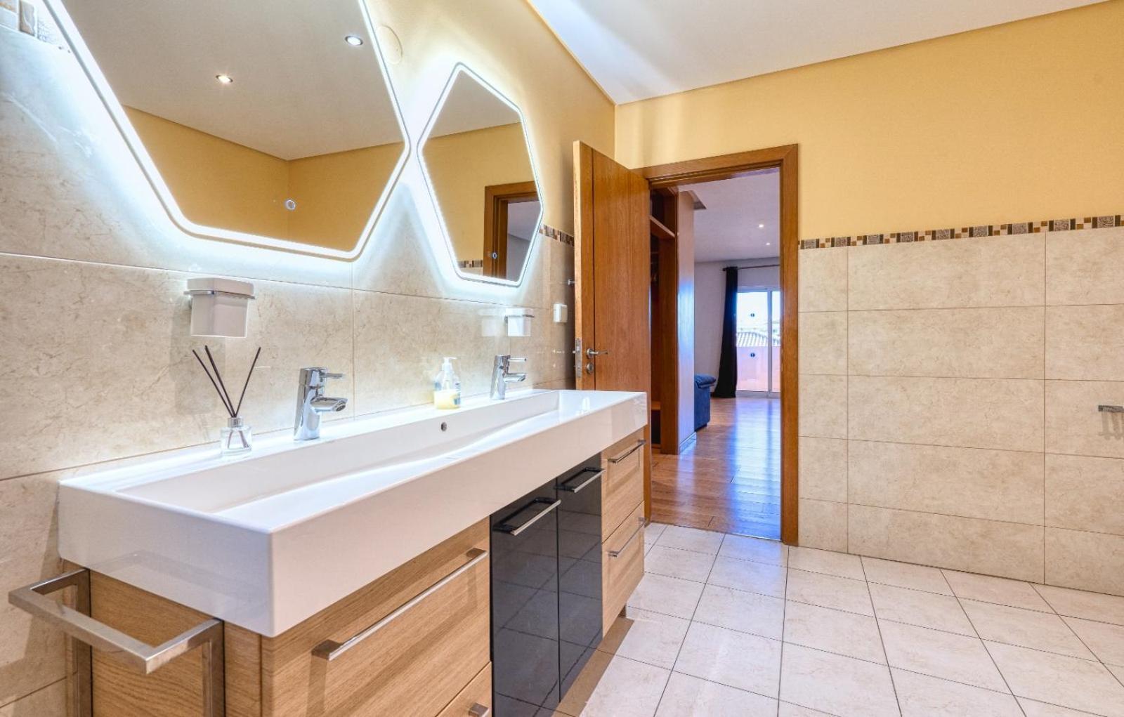 Full Private 300sqm Jacuzzi Heated Pool Ideal & Quiet Location Villa