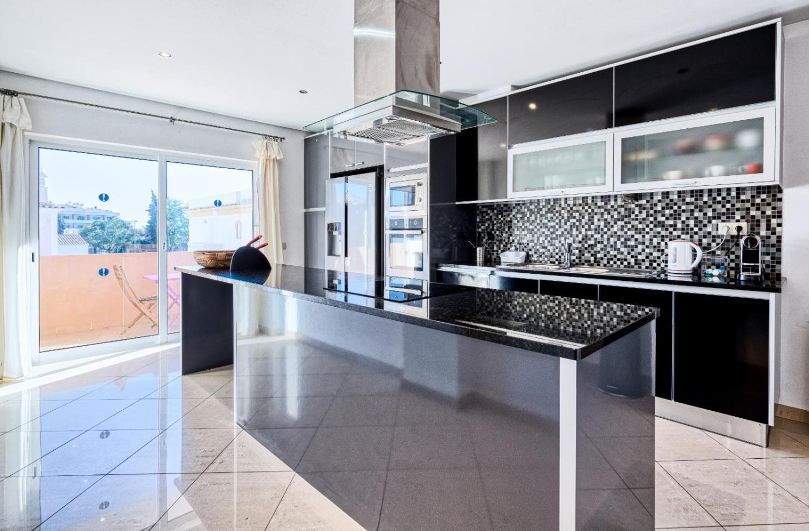 Full Private 300sqm Jacuzzi Heated Pool Ideal & Quiet Location *