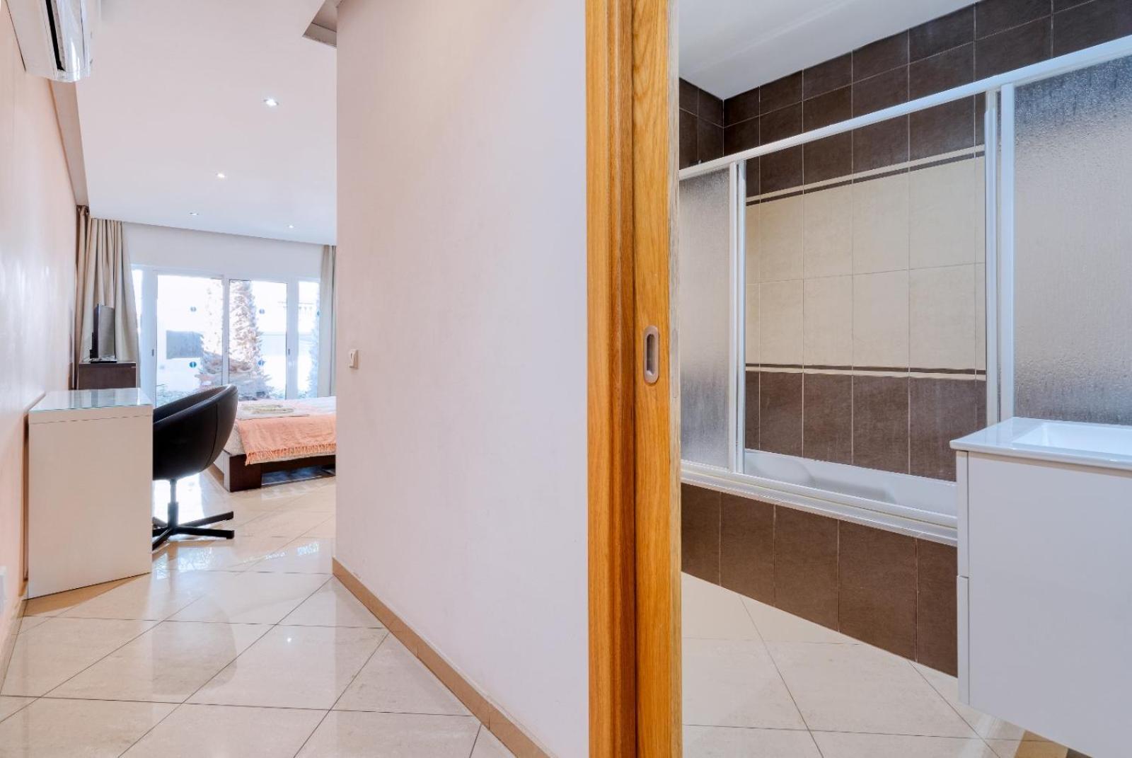 Villa Full Private 300sqm Jacuzzi Heated Pool Ideal & Quiet Location *