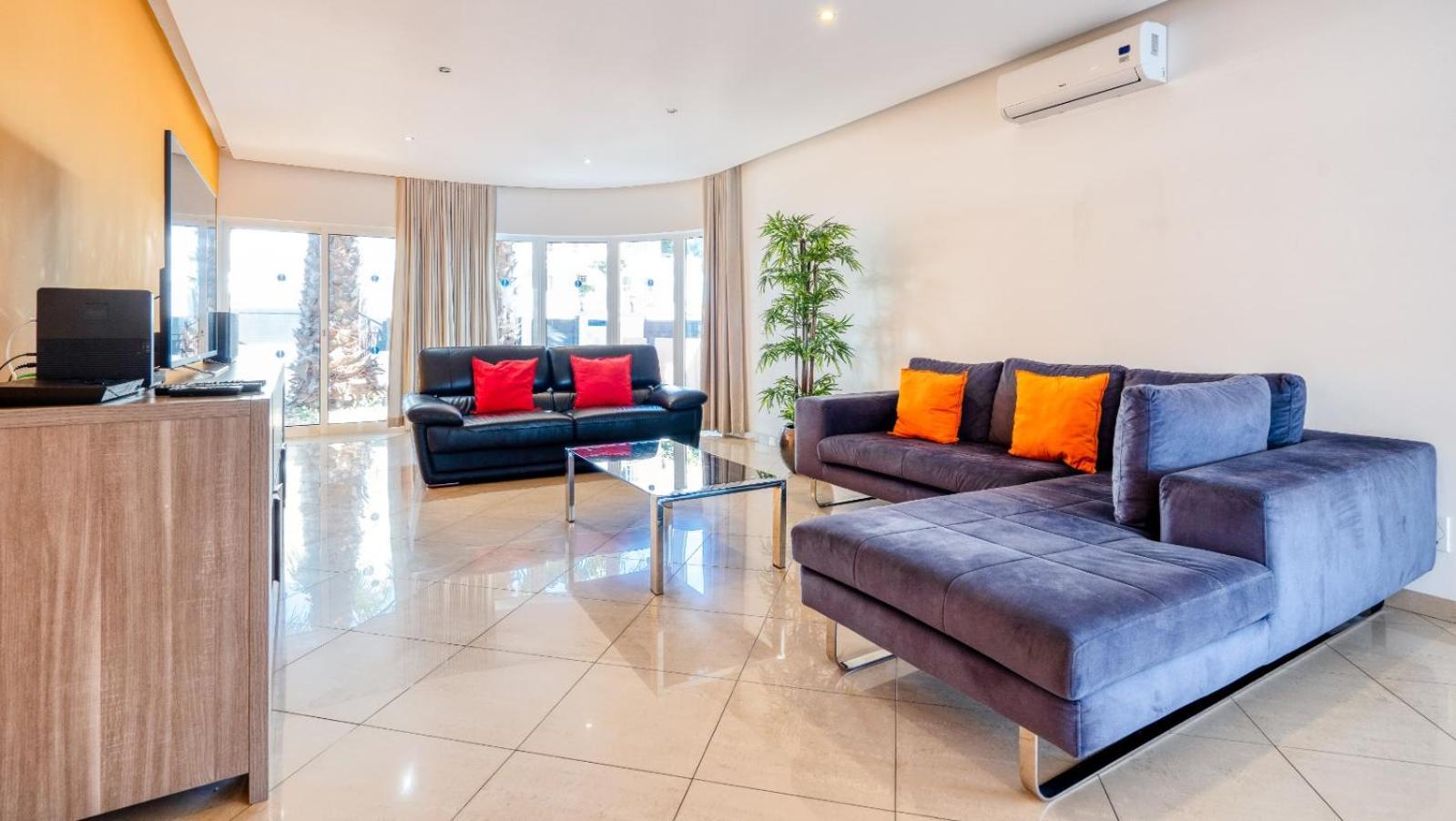 Villa Full Private 300sqm Jacuzzi Heated Pool Ideal & Quiet Location *