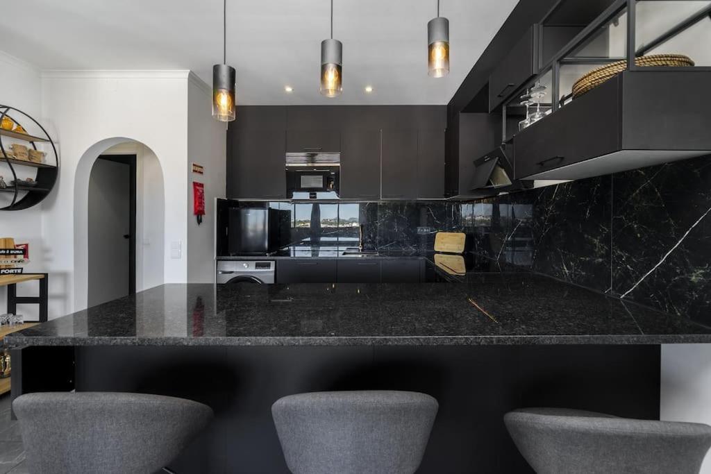 Luxury Apartment *