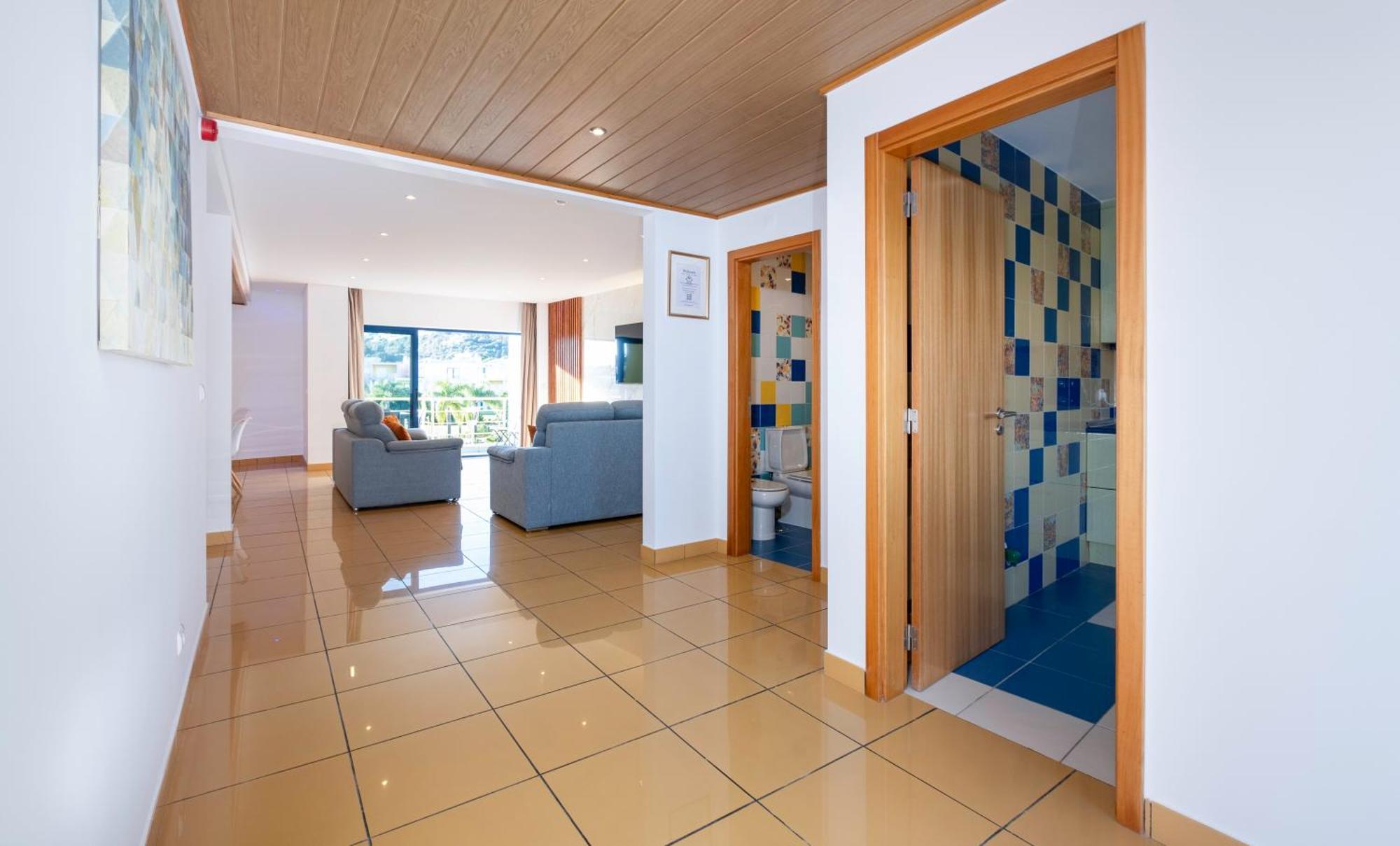 Penthouse 160sqm Wide Terraces Pool View & Private Hot Tub & Parking