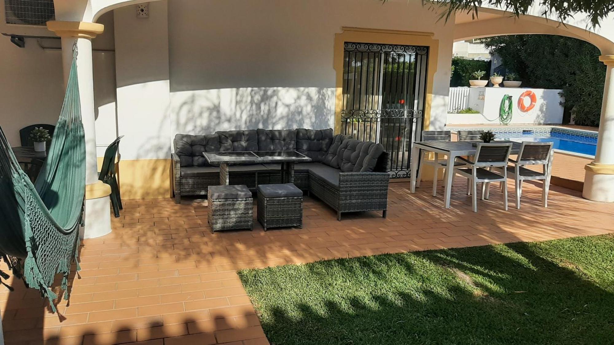 Villa White Sands - Private Oasis, Heated Pool, Beaches & Strip Nearby Albufeira