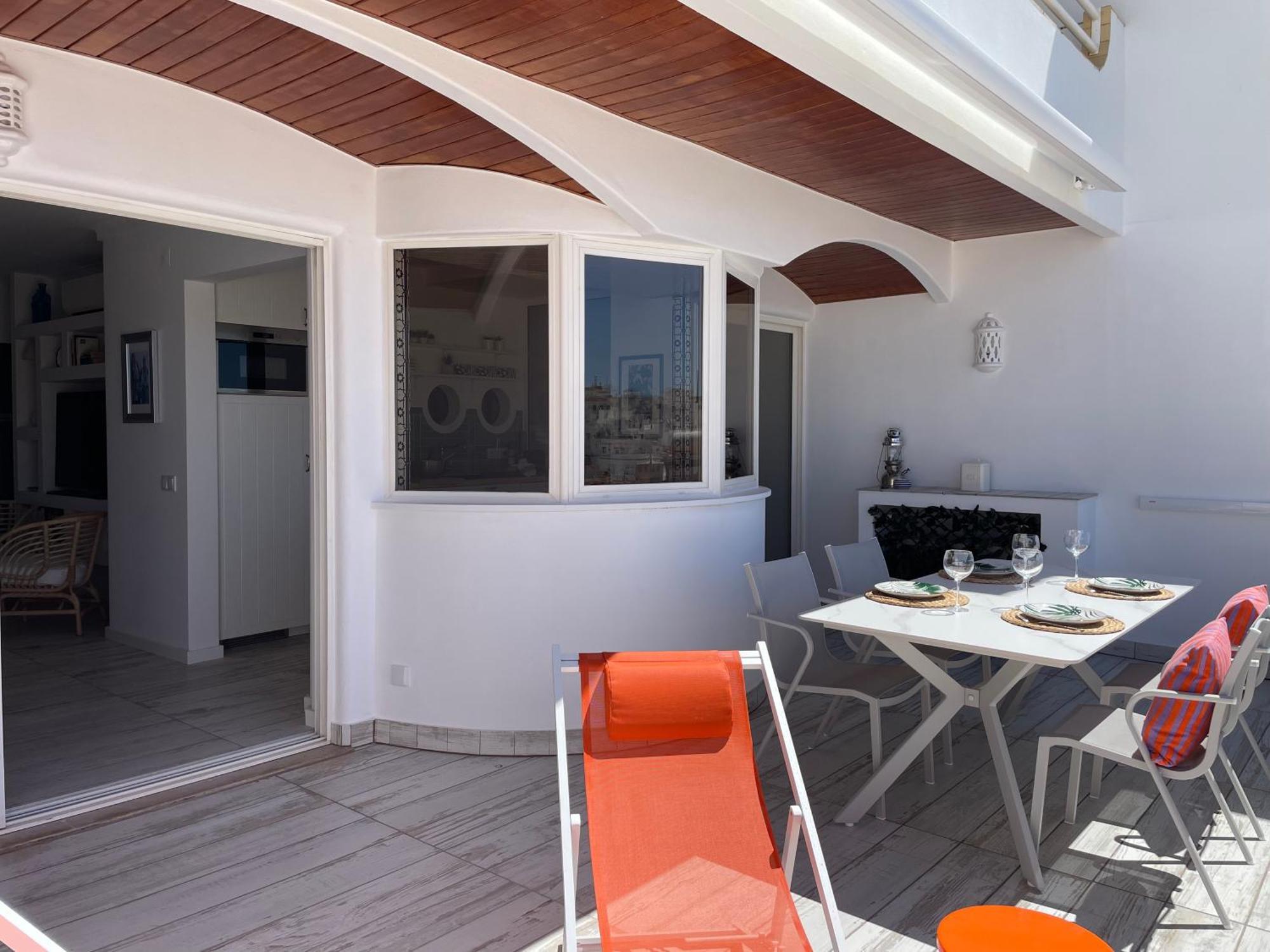 Ocean Balcony Apartment *