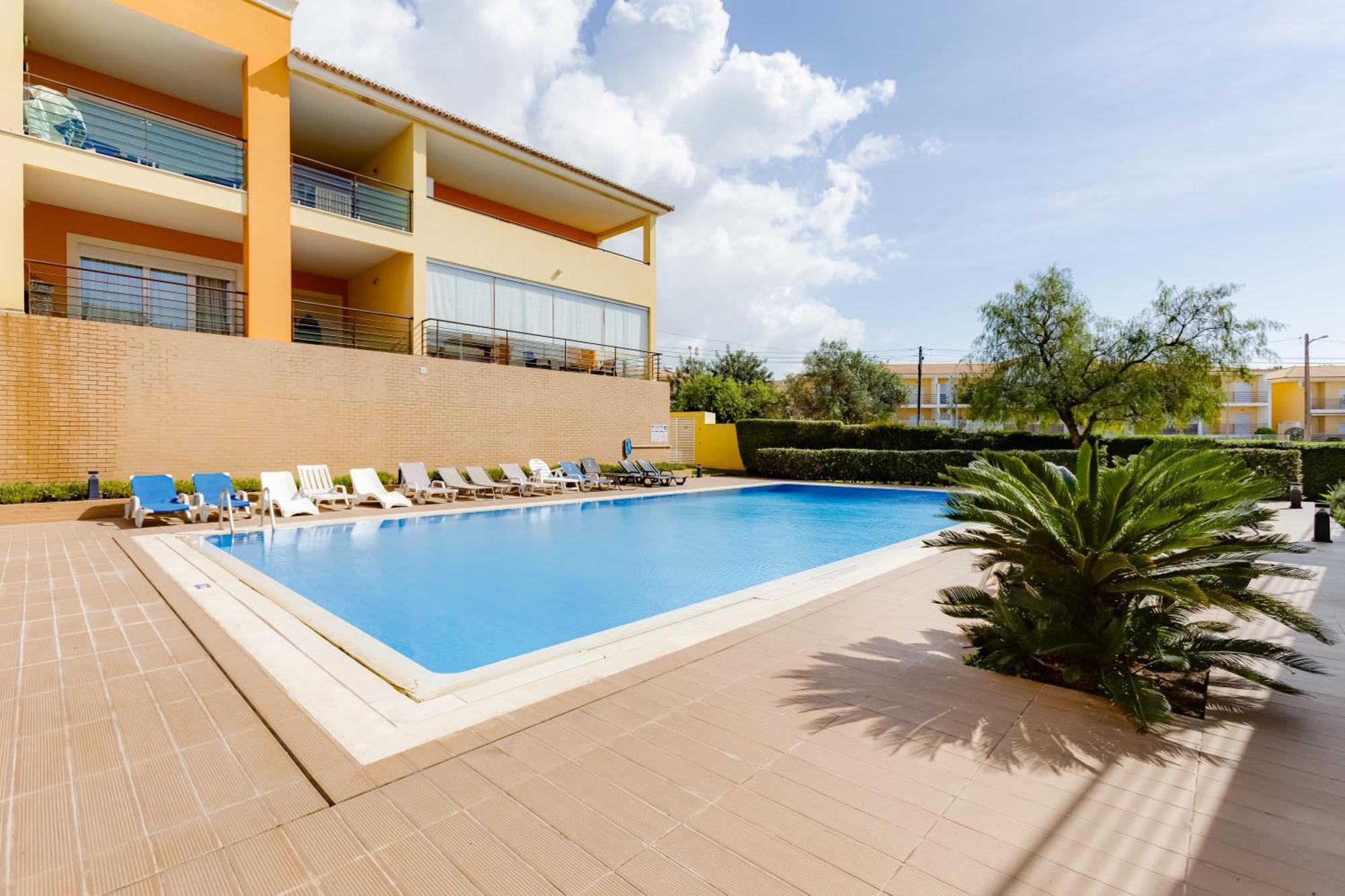 Apartamento The Village - 6 Com Ac, Garagem E Piscina, A Poucos Min Da Gale