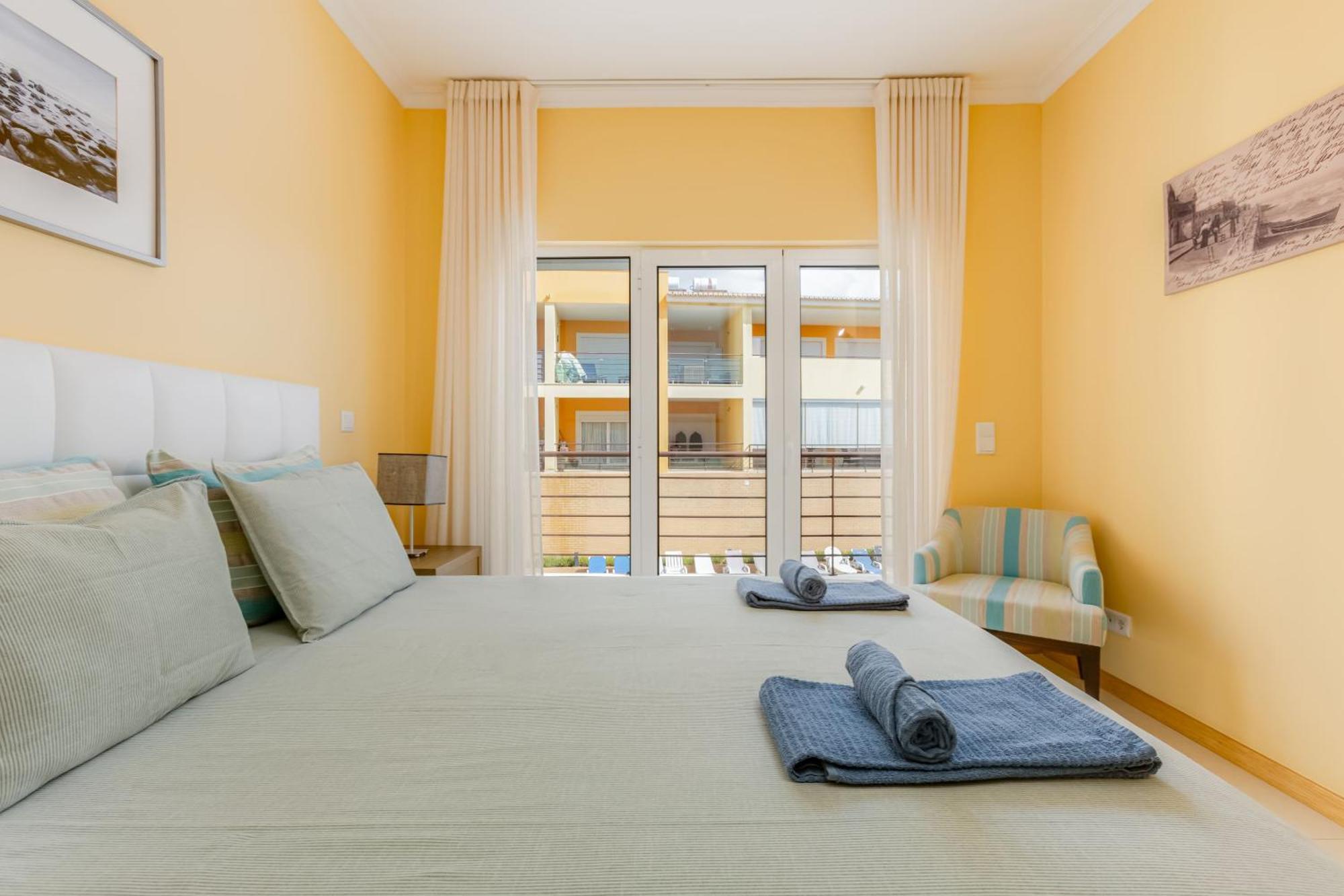 Apartamento The Village - 6 Com Ac, Garagem E Piscina, A Poucos Min Da Gale