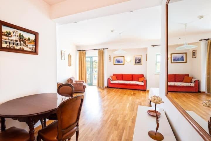 Sky Vista - Beautiful Marina Views Holiday home *