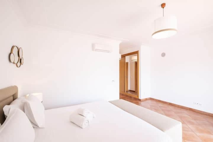Esta - Tennis Court And Pool Holiday home