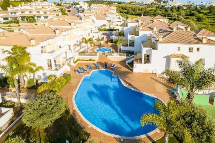 Esta - Tennis Court And Pool Holiday home