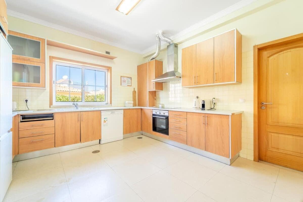 Gale Grande - Bright Airy With A Private Pool Holiday home