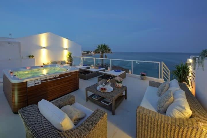Casa de férias Casa Chanel - Ocean Front With Rooftop Jacuzzi Albufeira