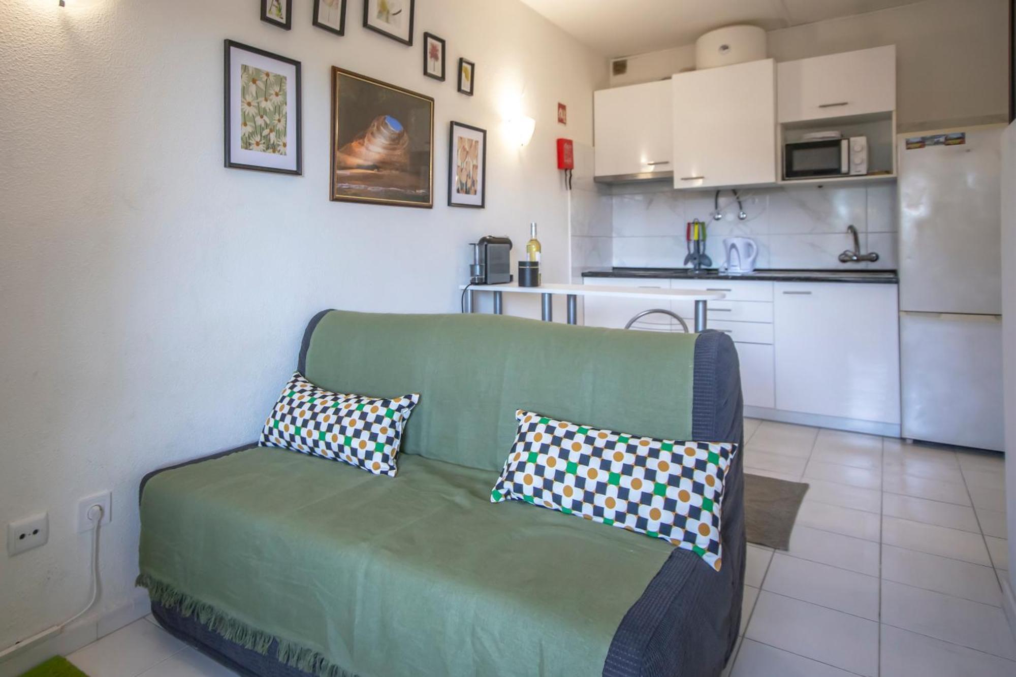 Cozy With Balcony In Apartment *