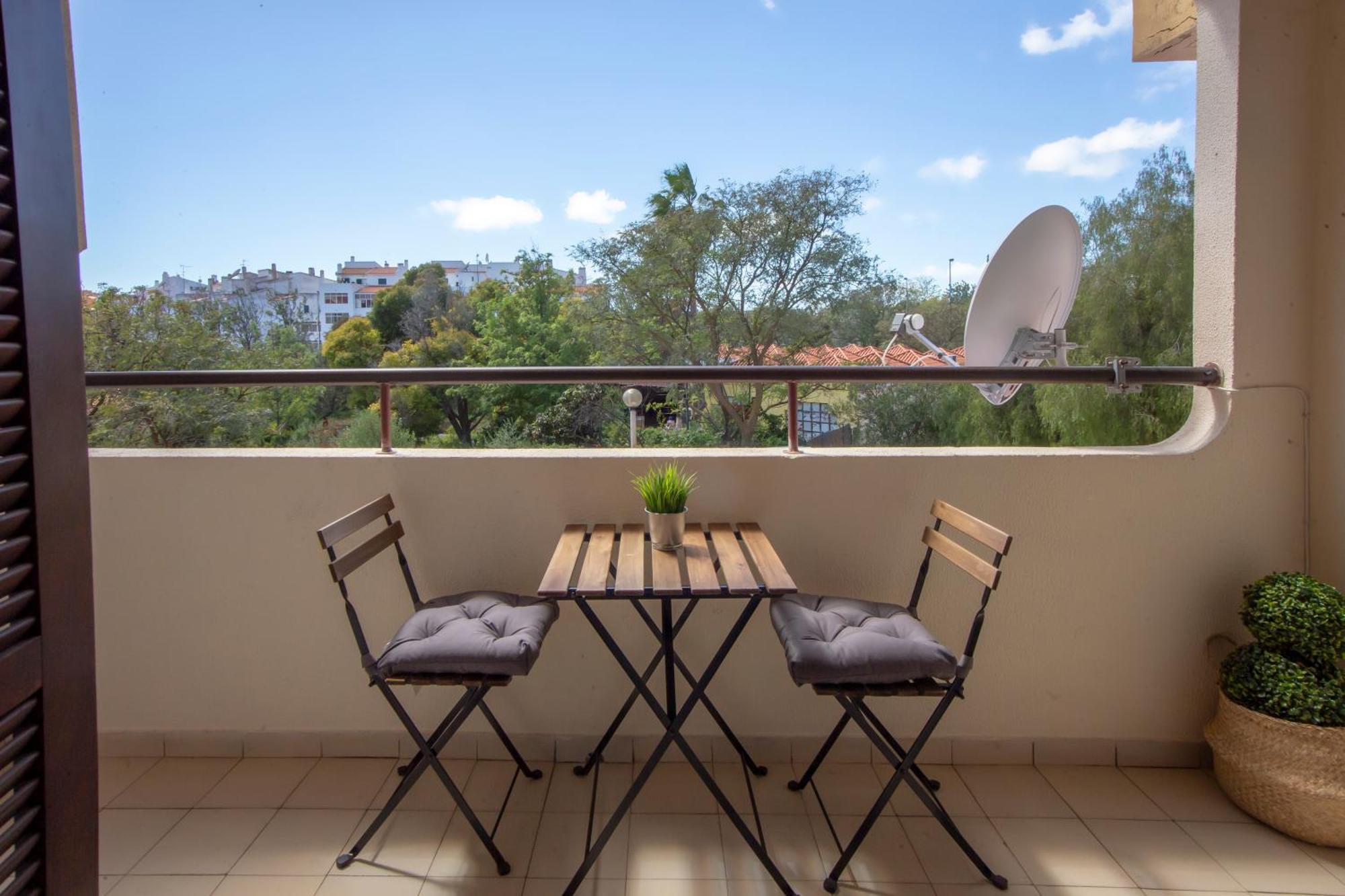 Cozy With Balcony In Apartment Albufeira