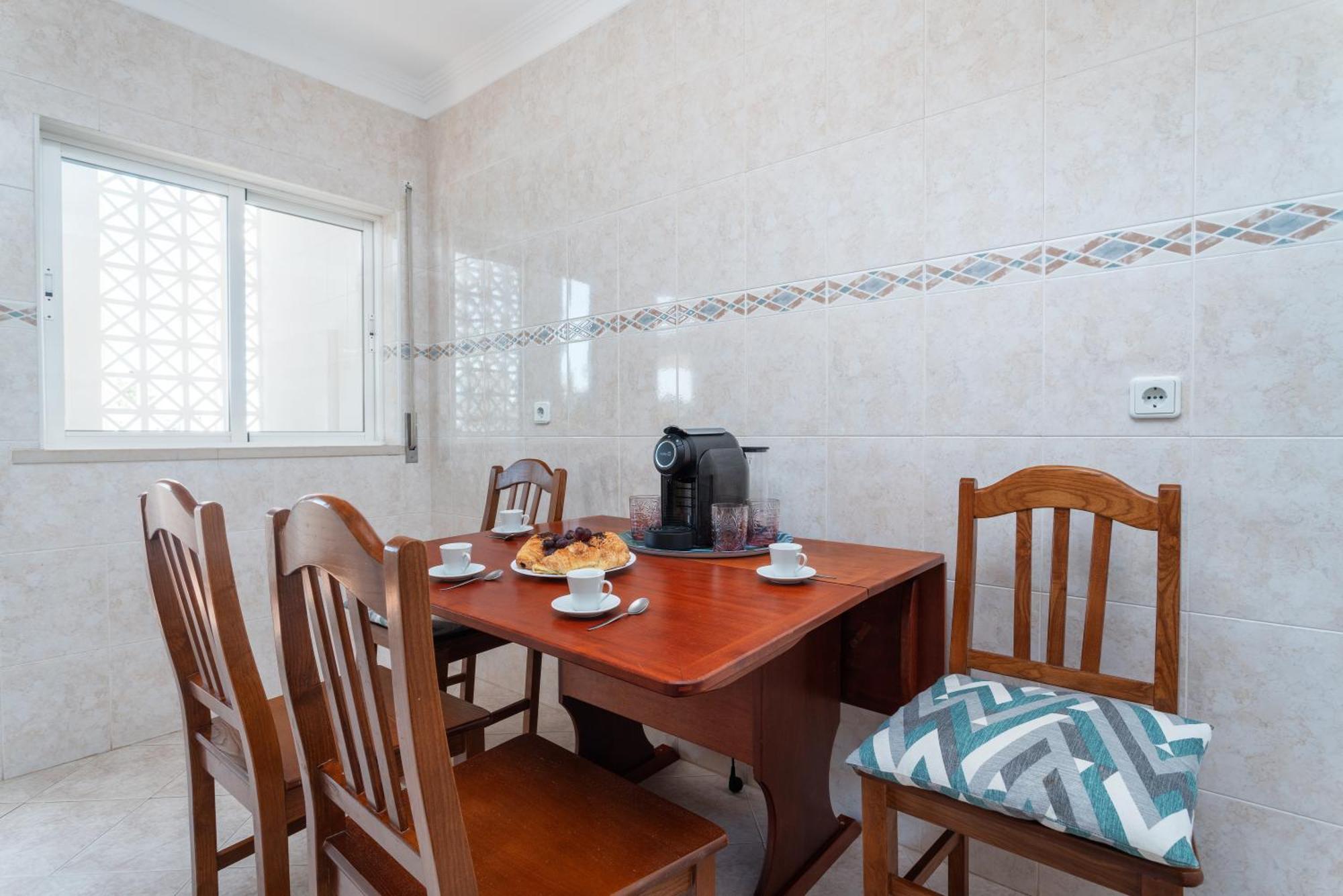 Apartment Homes Luxurious With 2 Bedrooms, Swimming Pool & Patio
