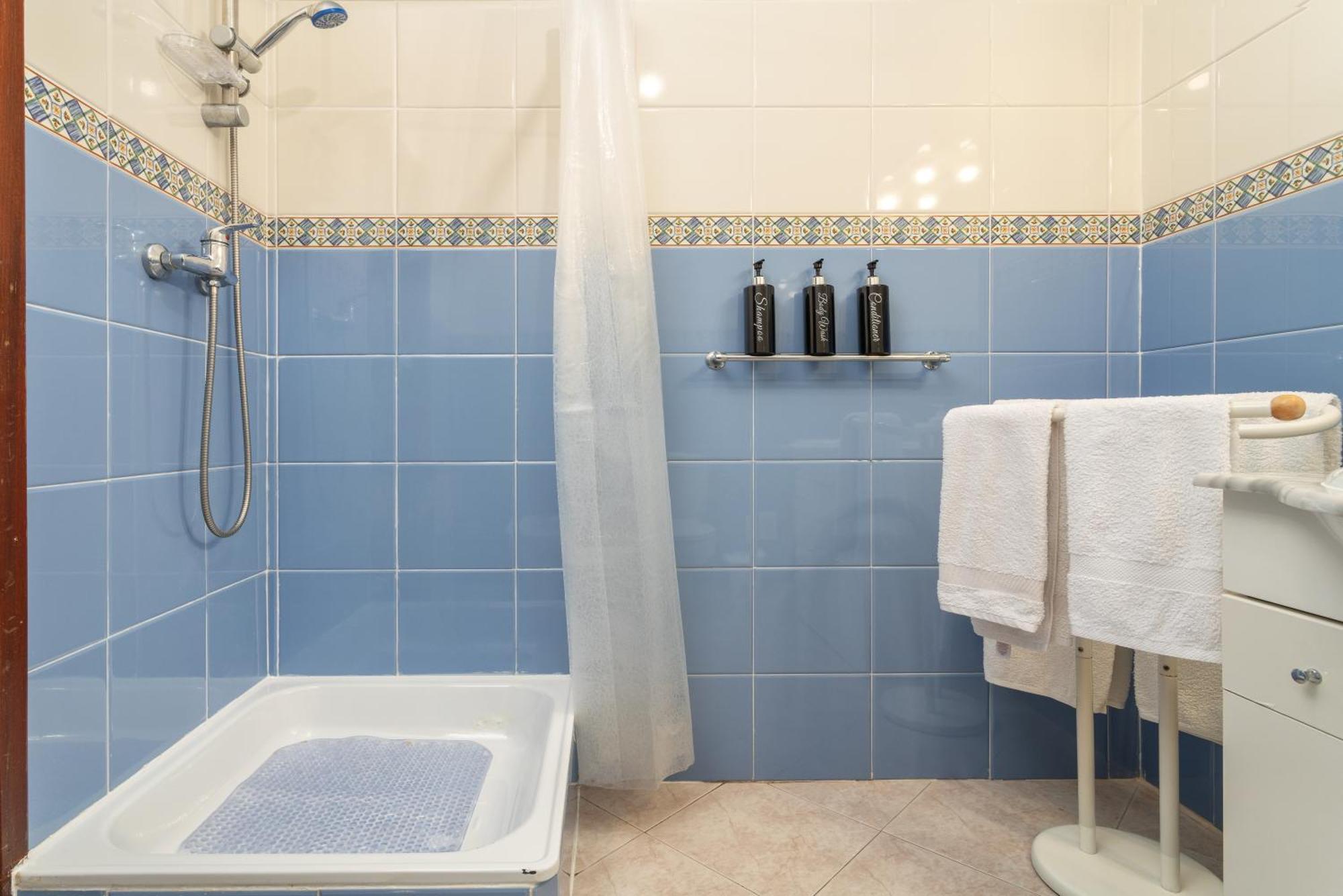 Apartment Homes Luxurious With 2 Bedrooms, Swimming Pool & Patio *
