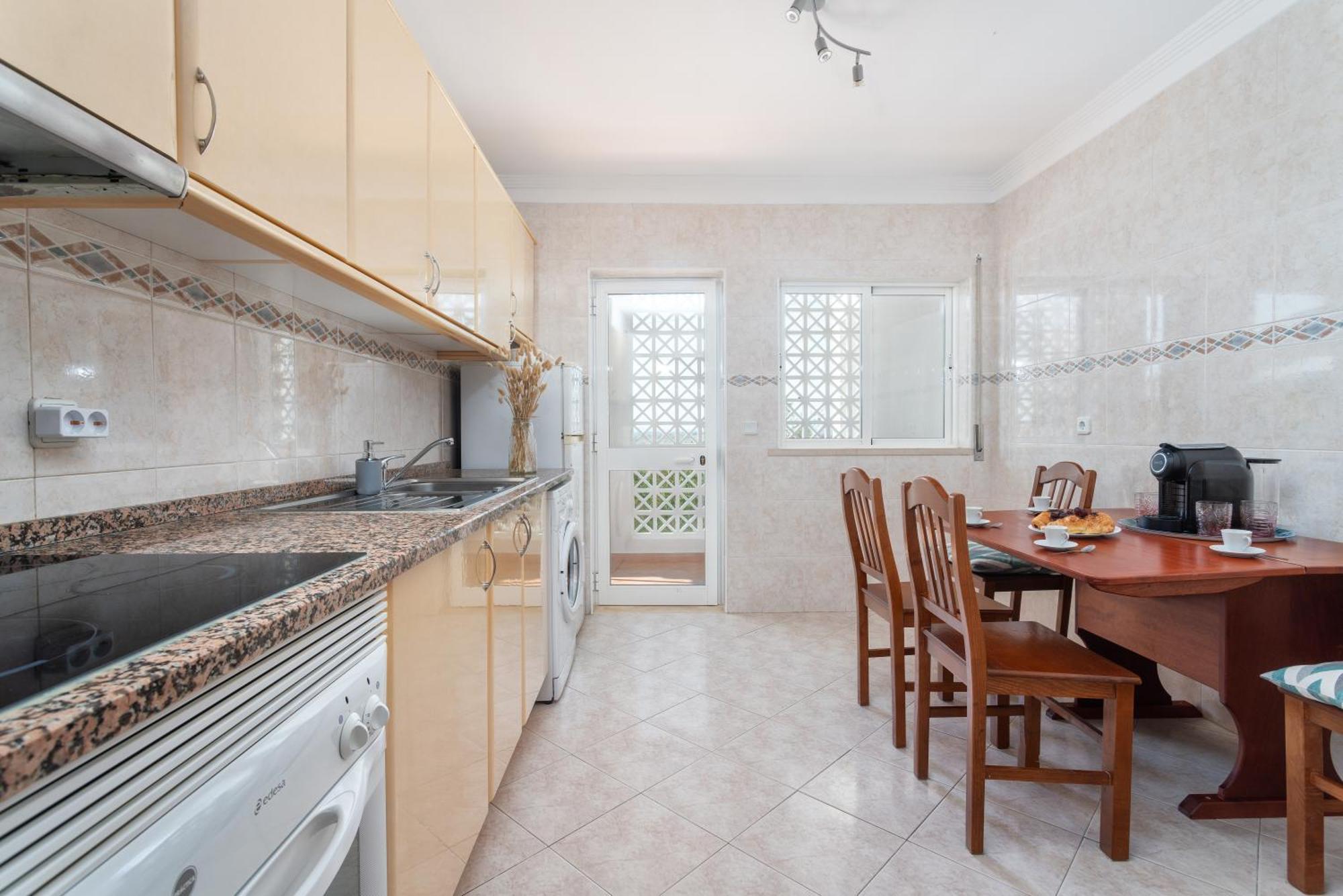 Apartment Homes Luxurious With 2 Bedrooms, Swimming Pool & Patio *