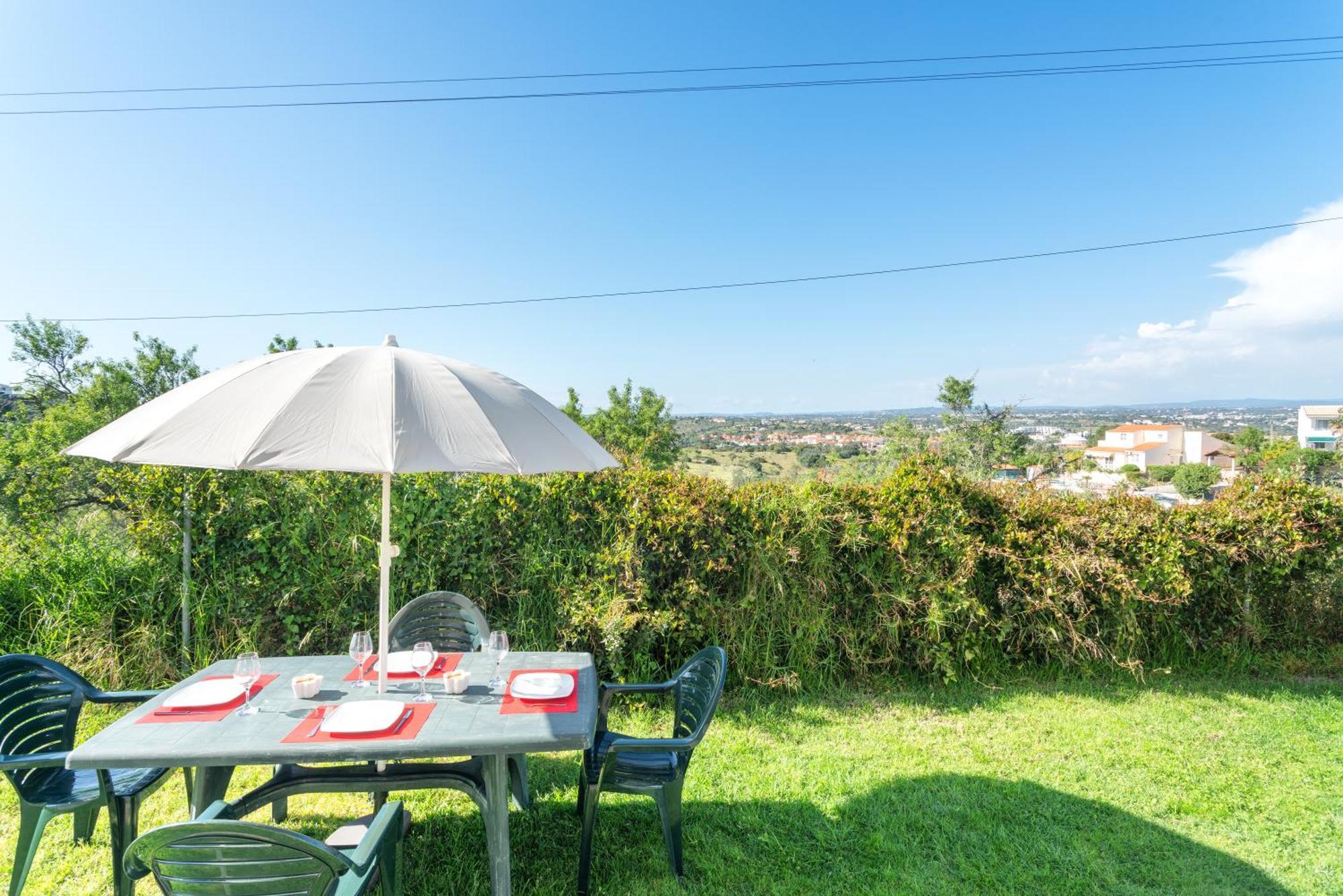 Apartment Homes Luxurious With 2 Bedrooms, Swimming Pool & Patio *
