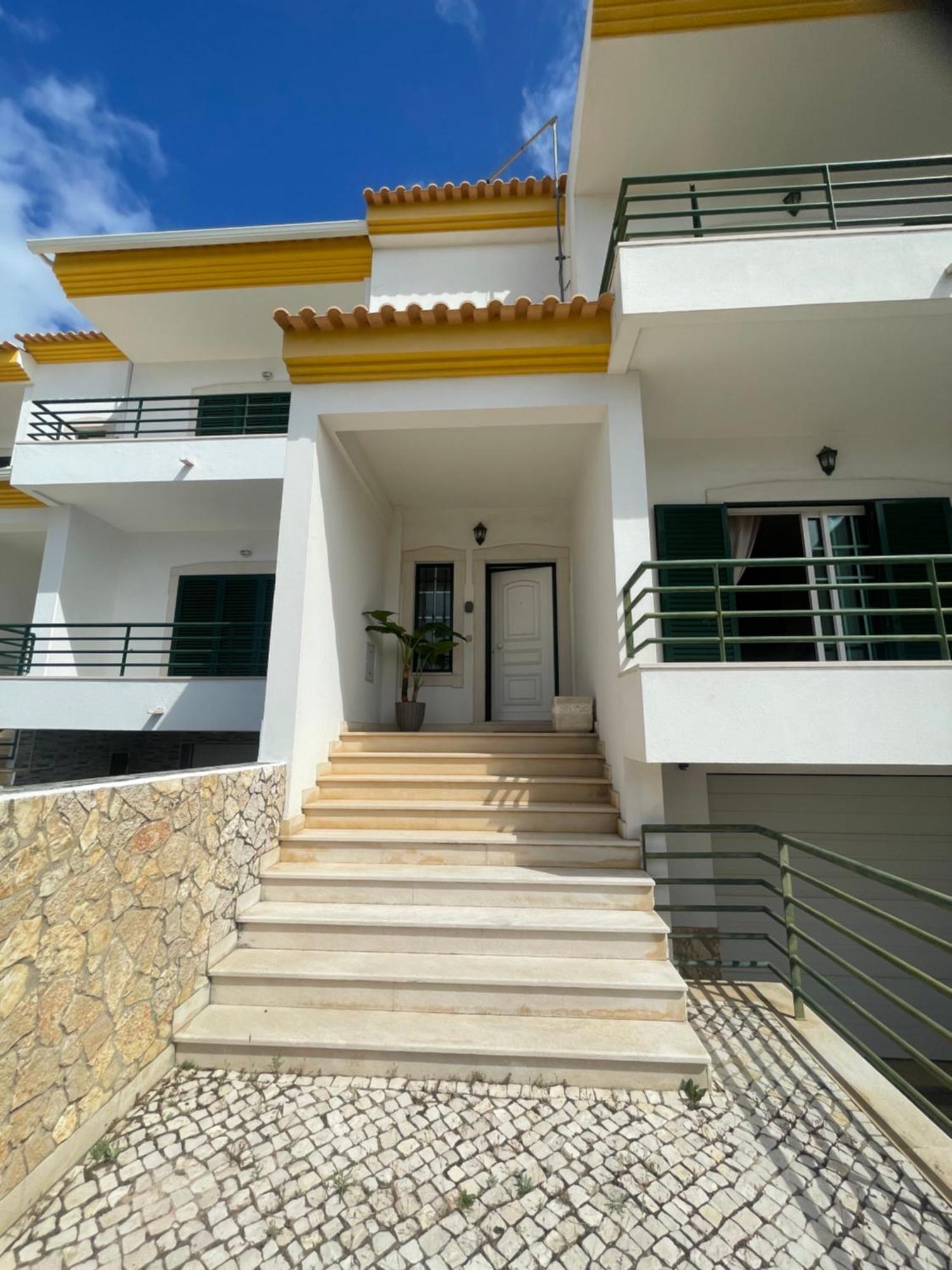 Casa De Familia By Calyferias *