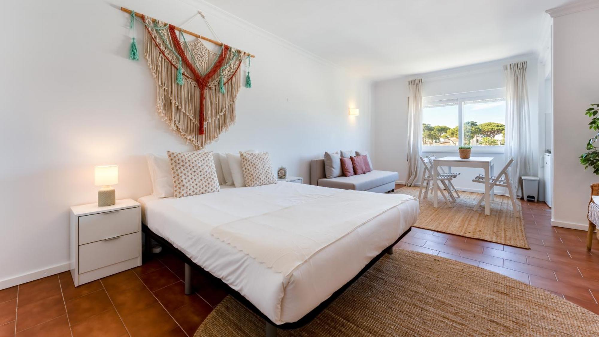 Apartment Stylish With Pool By Lovelystay