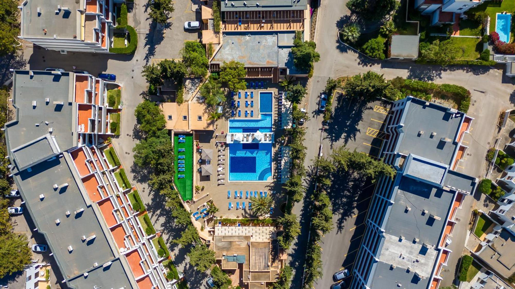 Apartment Stylish With Pool By Lovelystay