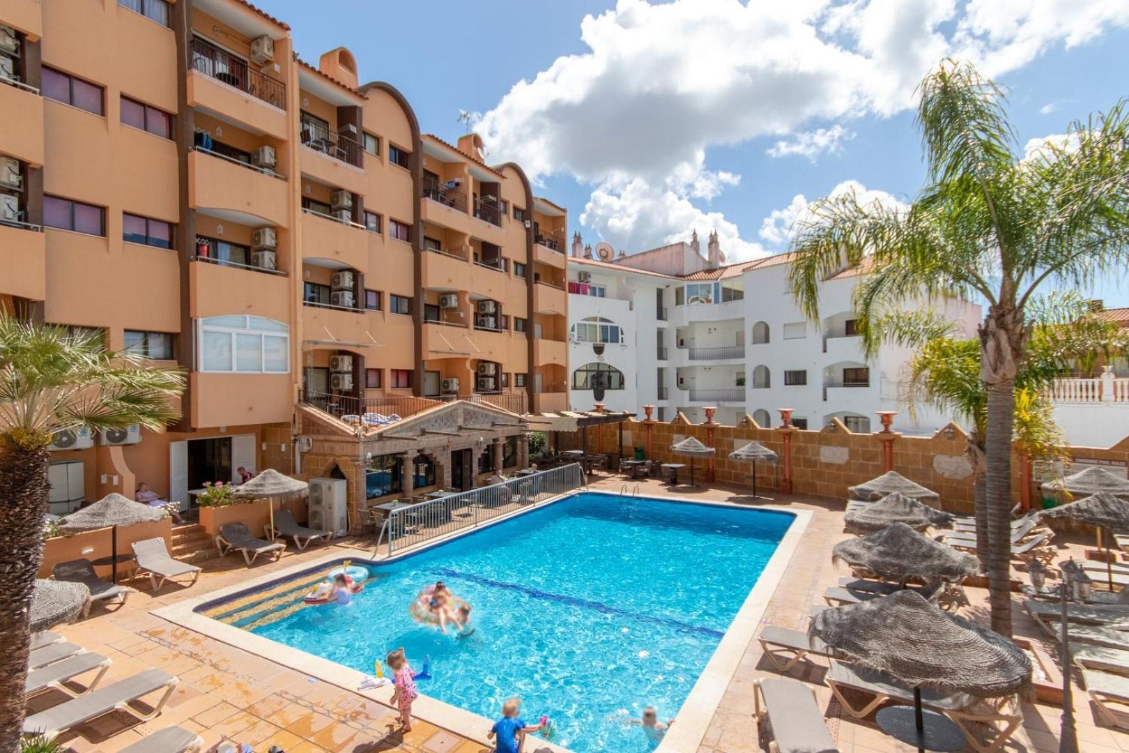 The Concierge - Pool Choromar *