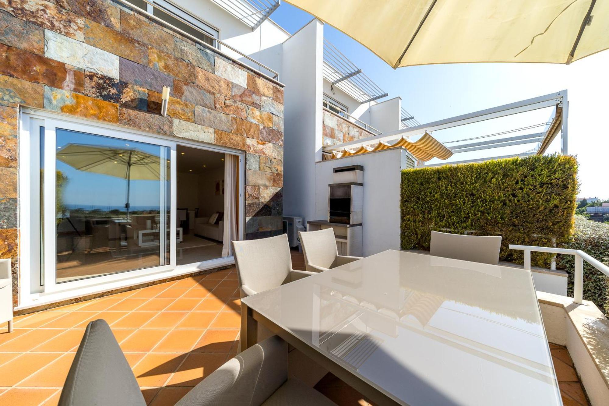 Apartment Ocean View Luxe Poolside Retreat