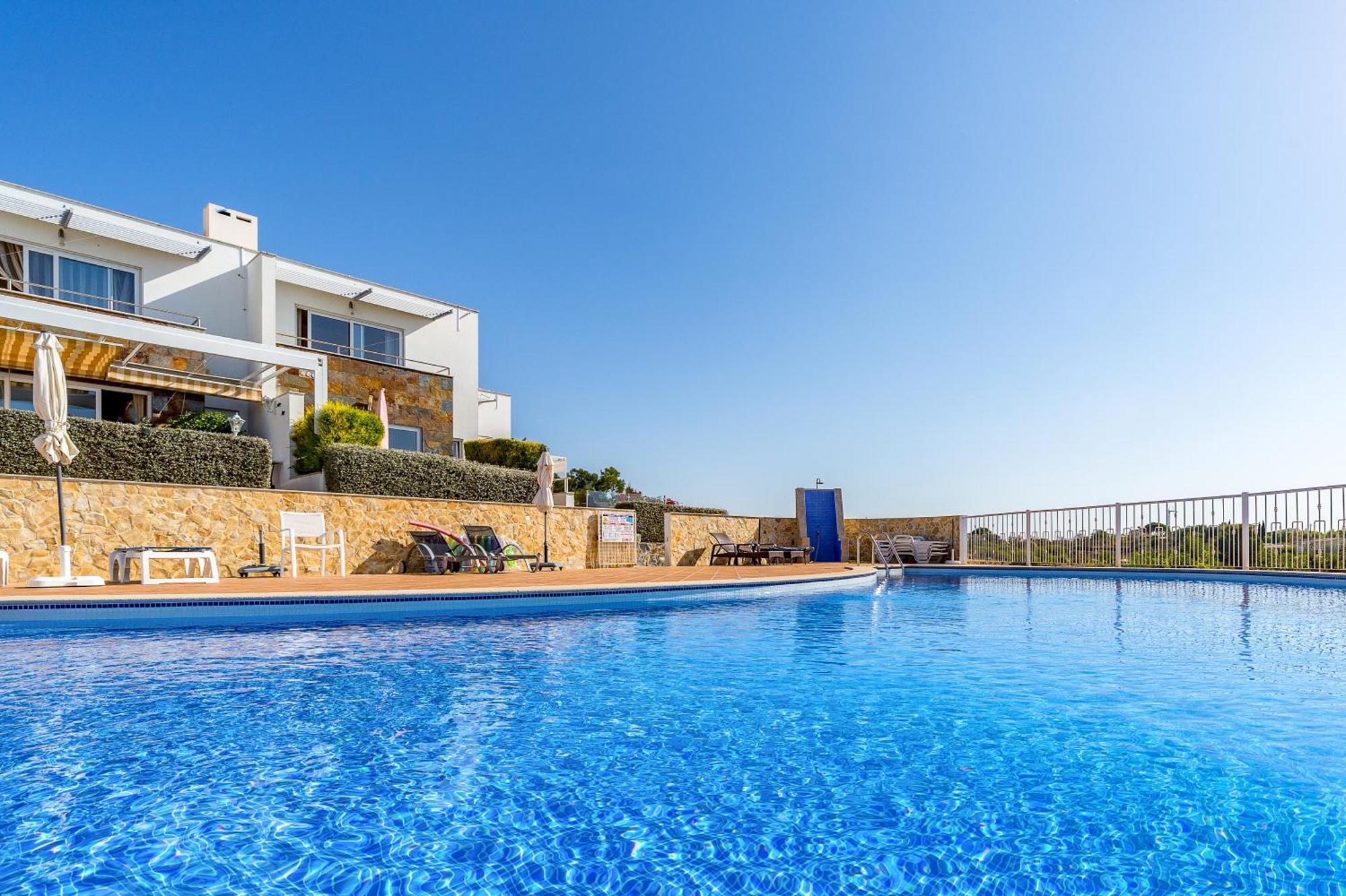 Apartment Ocean View Luxe Poolside Retreat