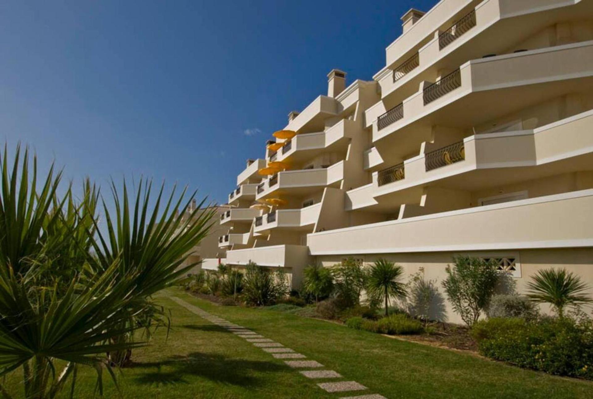 Stylish 2br With Pool Parking & Wifi *