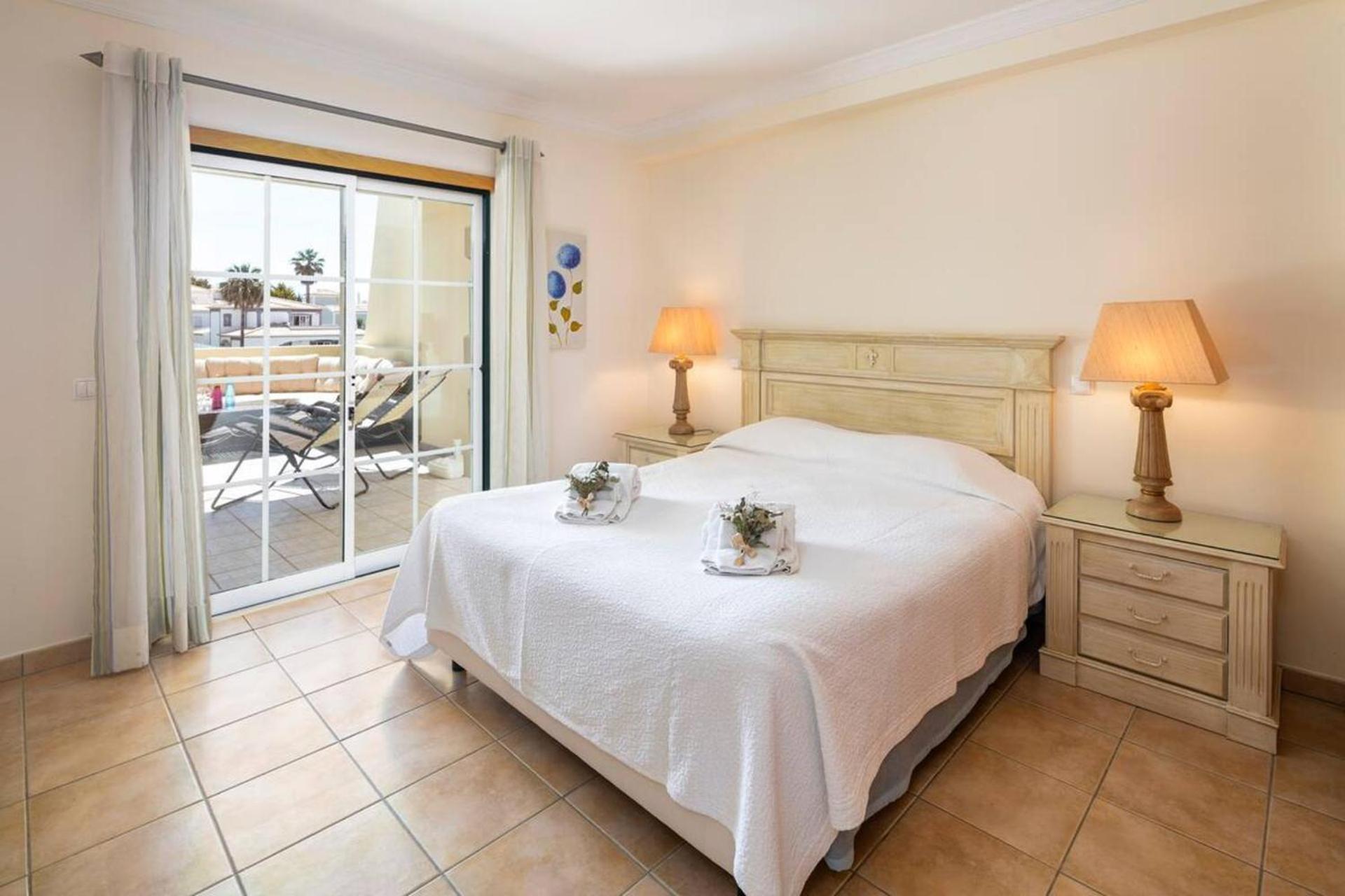 Stylish 2br With Pool Parking & Wifi Apartment