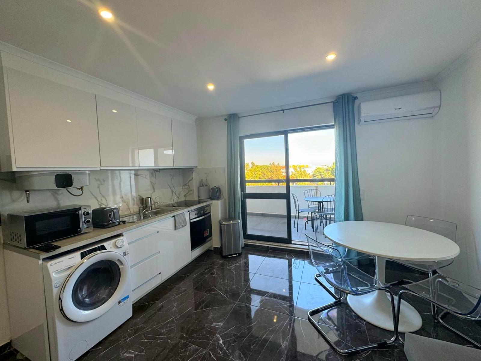 Vilanova, T0 - Modern Flat At Oura On The Strip With Balcony With View To The Pool, Pool Access, Lift And Air Conditioning Appartement