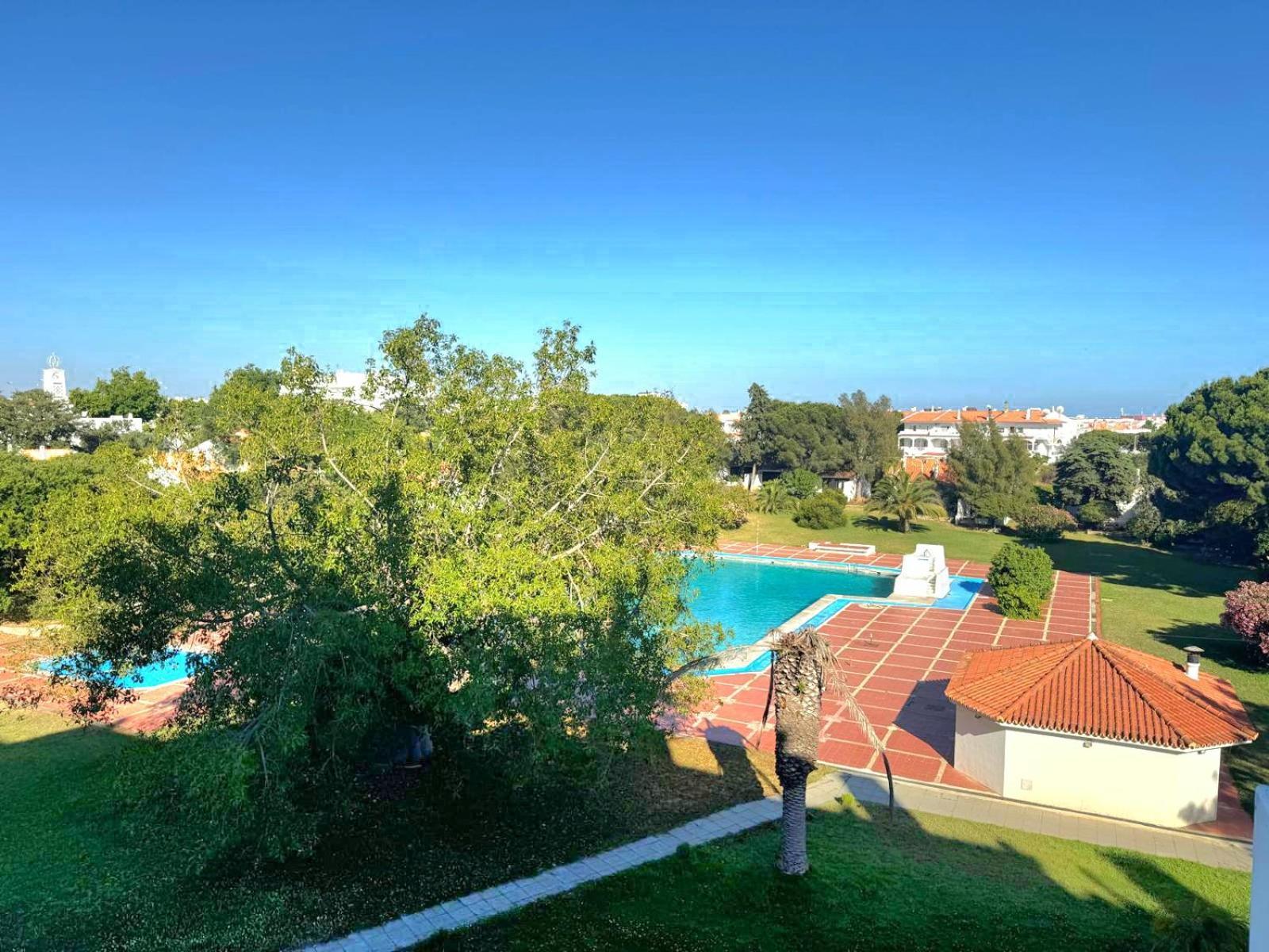 Vilanova, T0 - Modern Flat At Oura On The Strip With Balcony With View To The Pool, Pool Access, Lift And Air Conditioning *