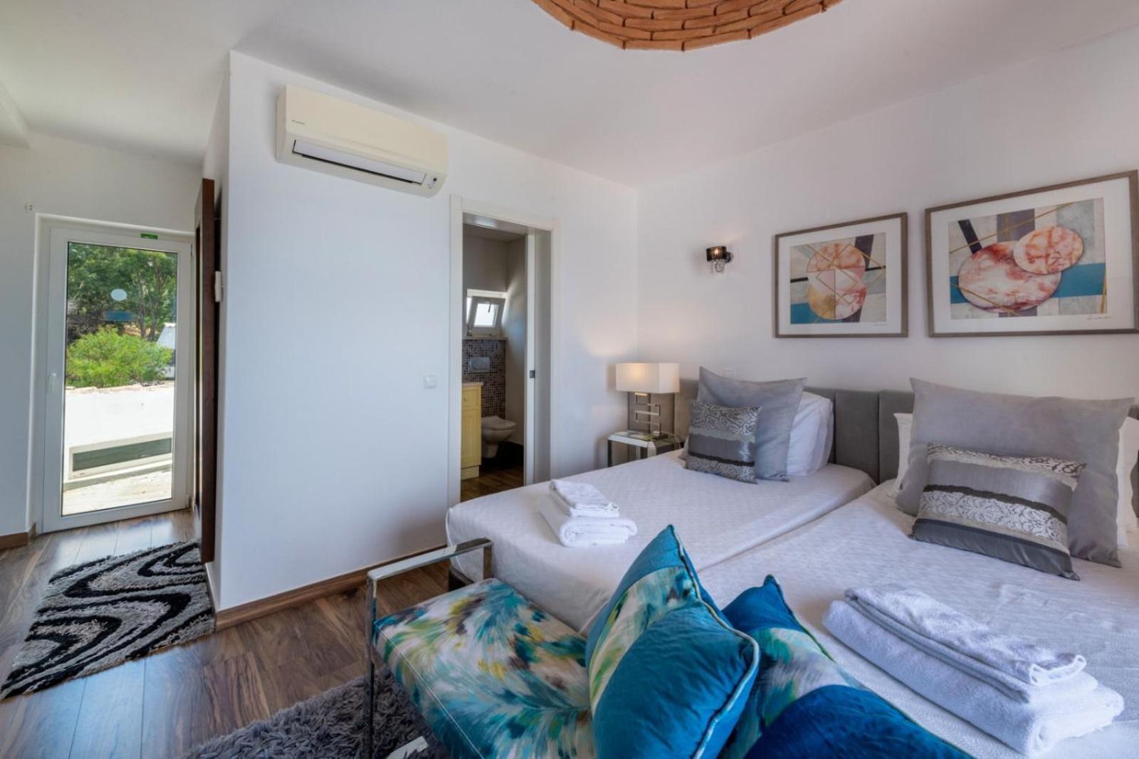 Luxurious Beachfront De La With Private Acces