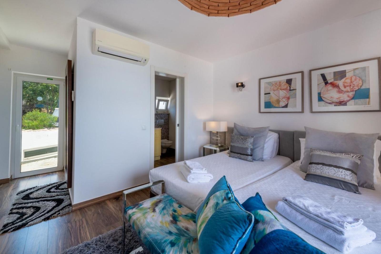 Villa Luxurious Beachfront De La With Private Acces Albufeira
