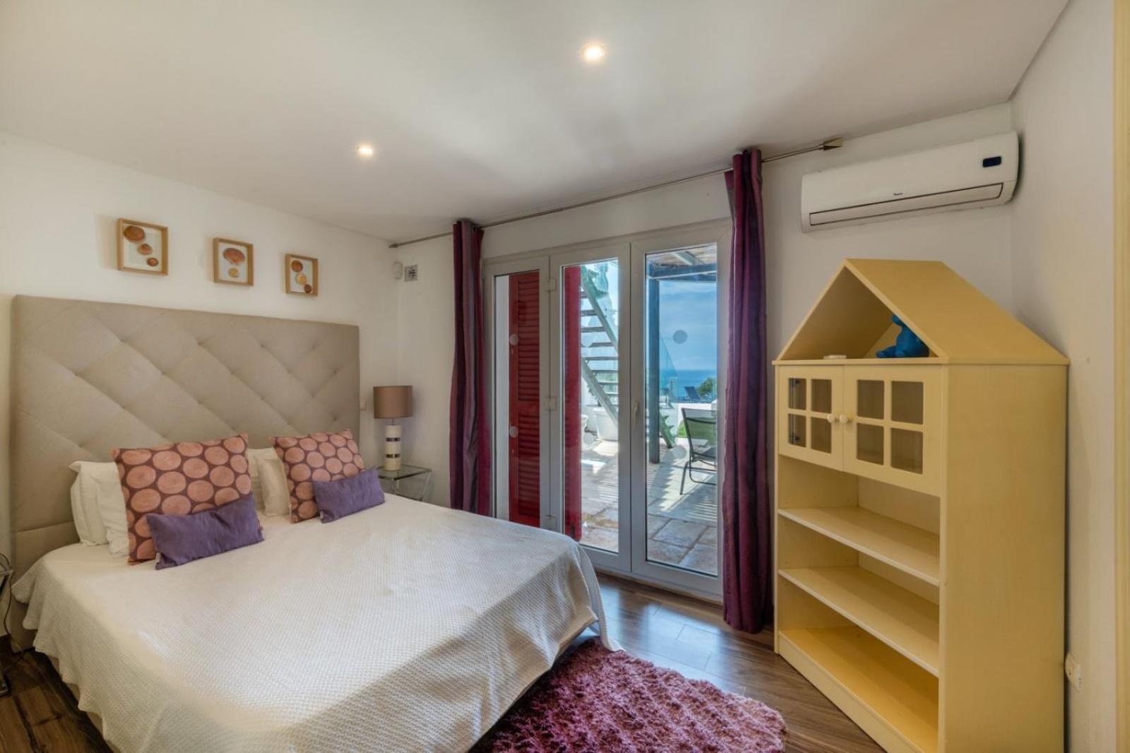 Luxurious Beachfront De La With Private Acces Albufeira