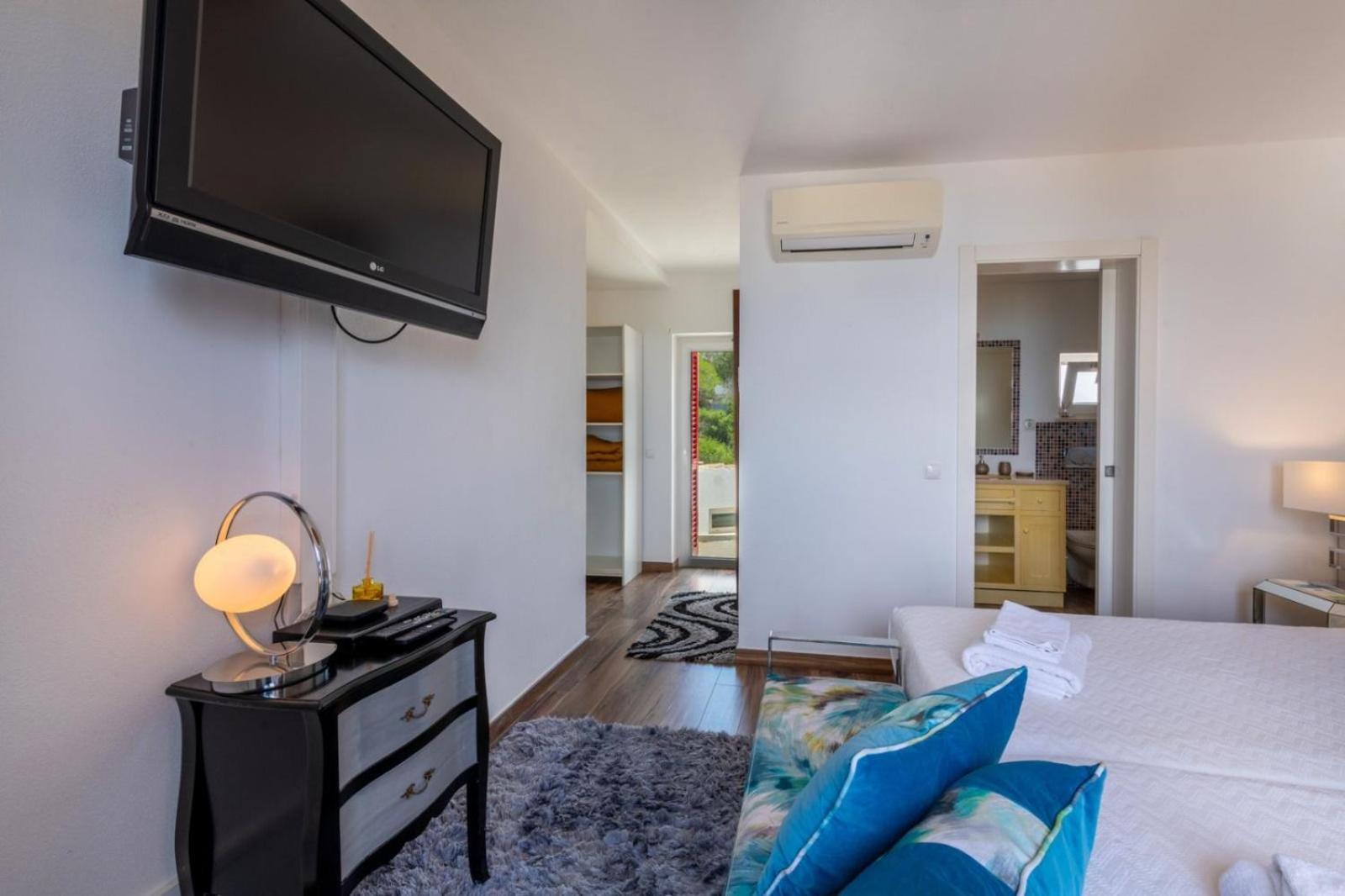 Luxurious Beachfront De La With Private Acces Villa *
