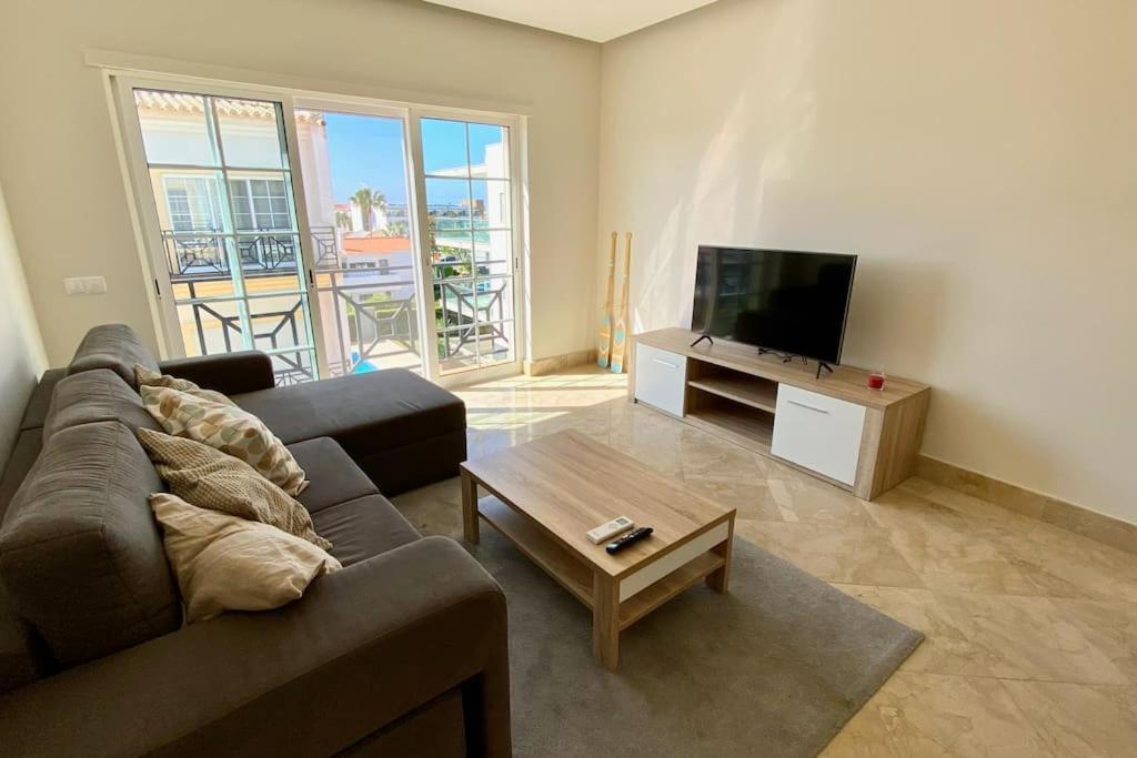 Apartment 2-bedroom Apt In Newtown W Pool