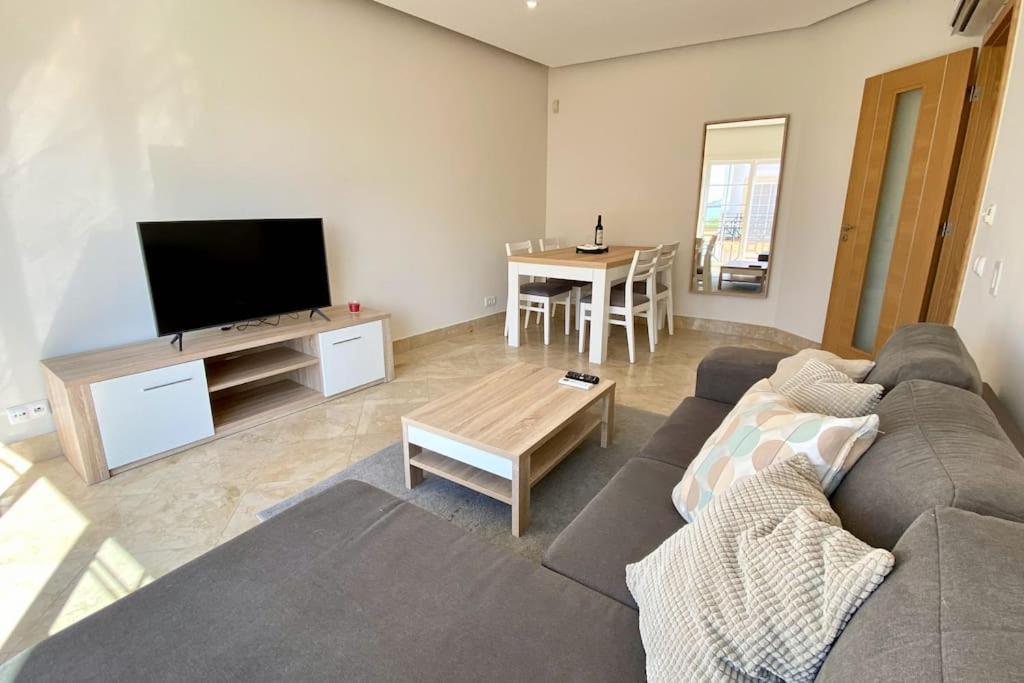 2-bedroom Apt In Newtown W Pool Apartment