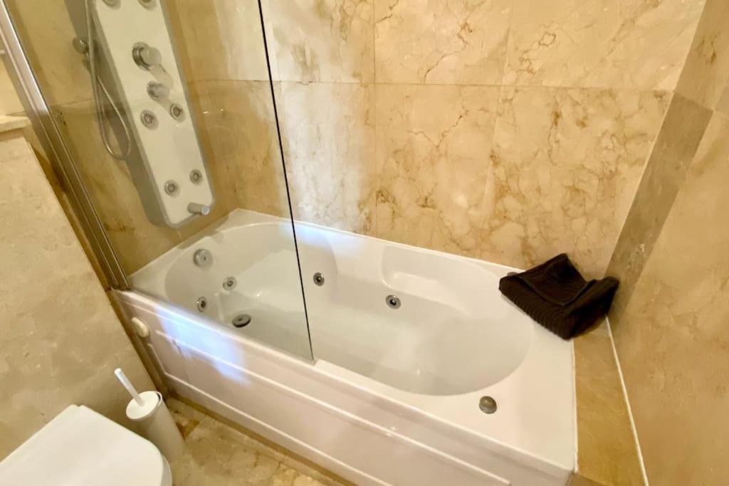 2-bedroom Apt In Newtown W Pool Apartment *