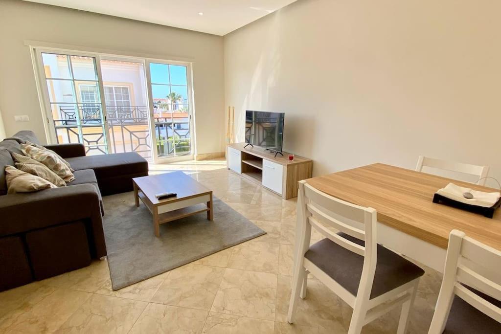 Apartment 2-bedroom Apt In Newtown W Pool *