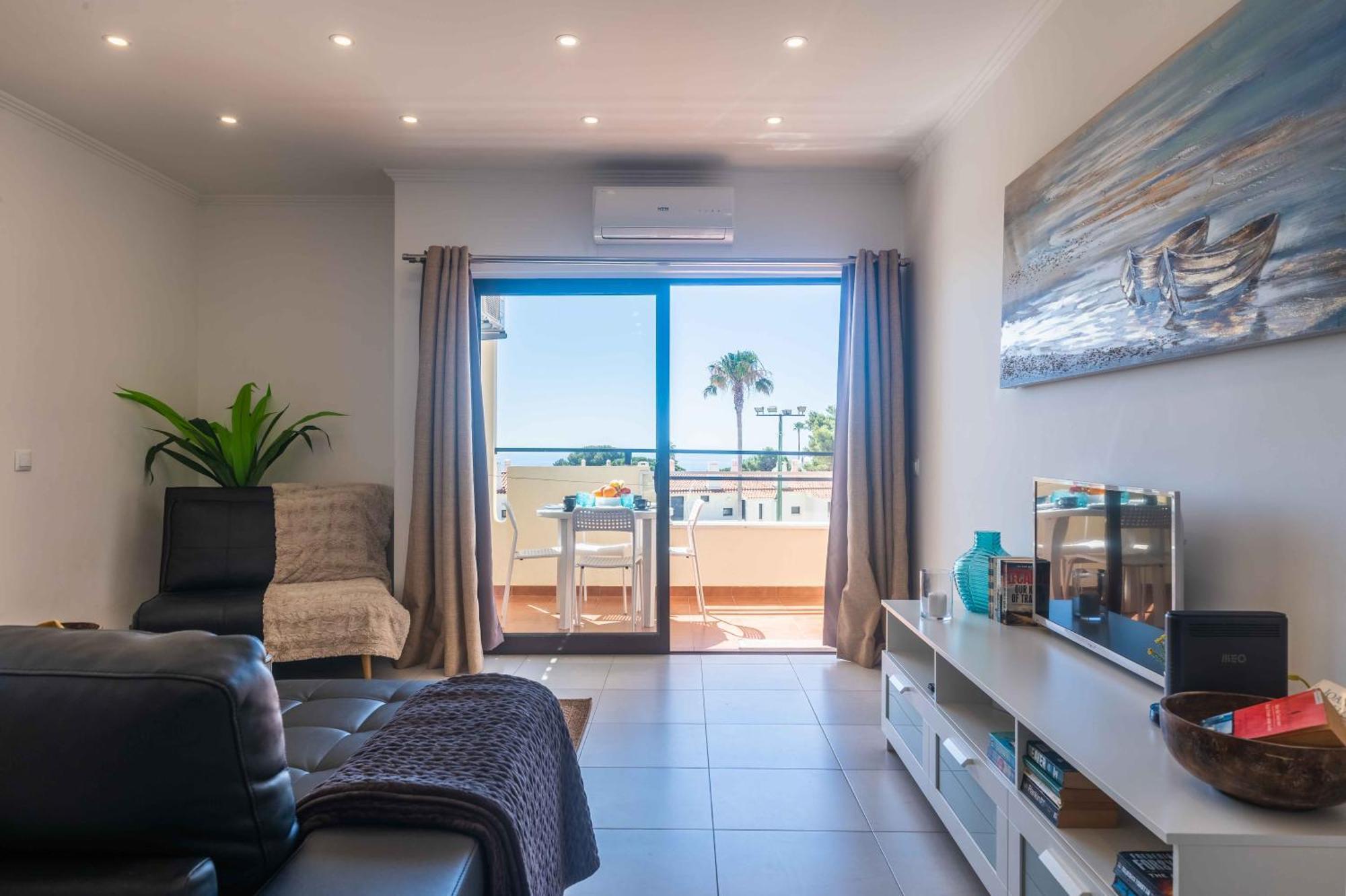 White T1 - Ocean View Apartment