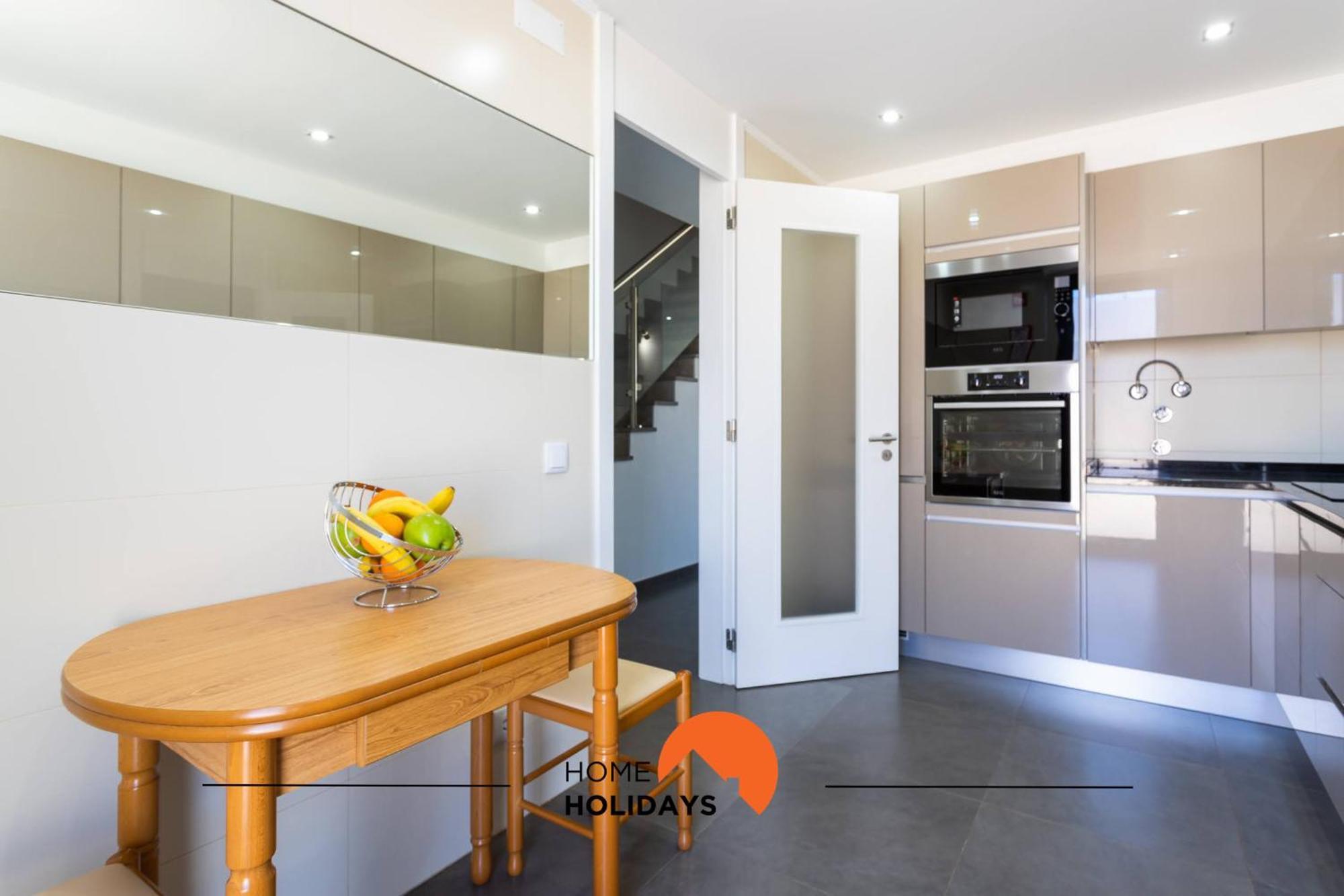 #142 Spacious With Garden, Pool And Private Park Holiday home *