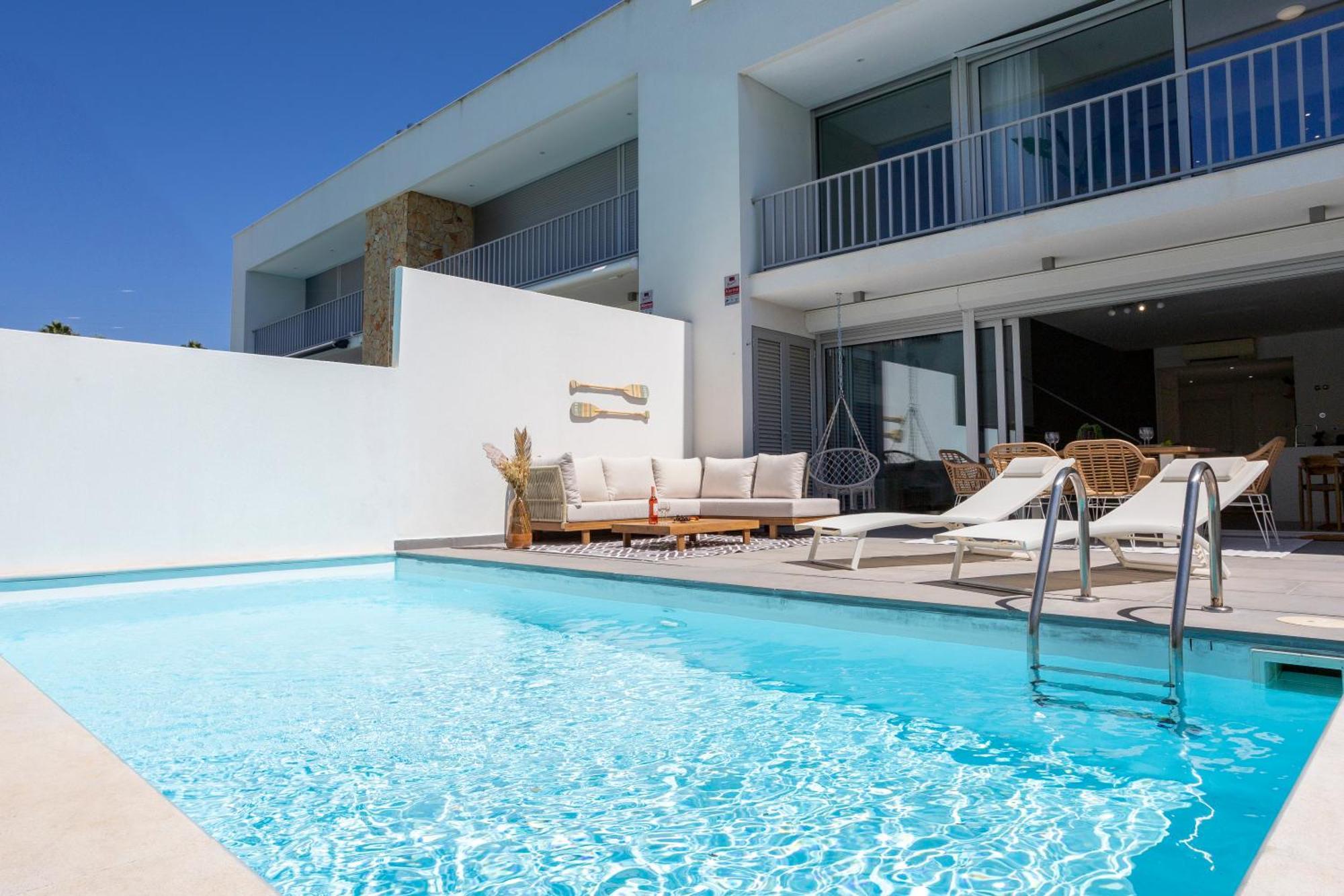 Stylish 3-bedroom Haven With A Private Pool Casa de férias *