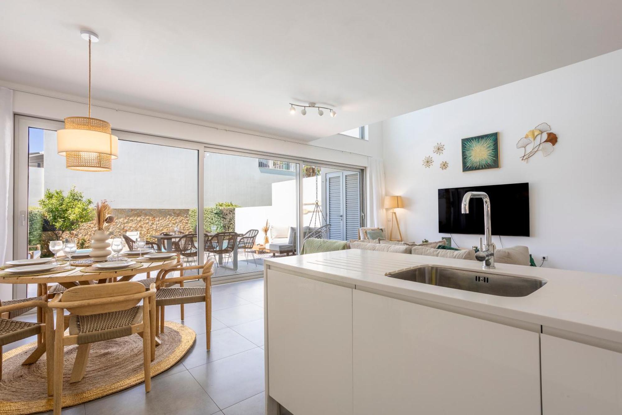 Stylish 3-bedroom Haven With A Private Pool Casa de férias
