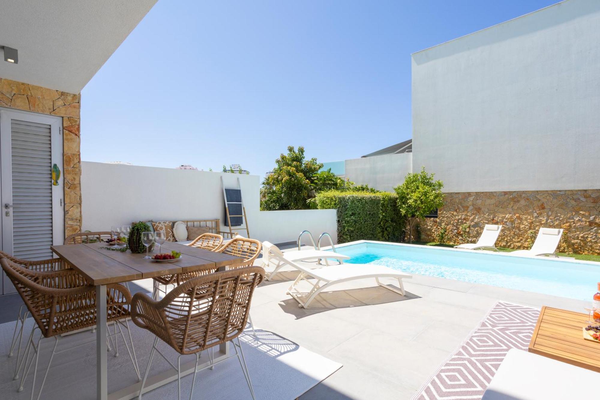 Casa de férias Stylish 3-bedroom Haven With A Private Pool
