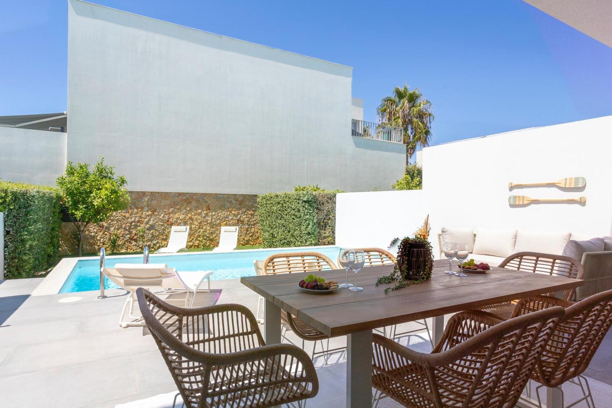 Stylish 3-bedroom Haven With A Private Pool *