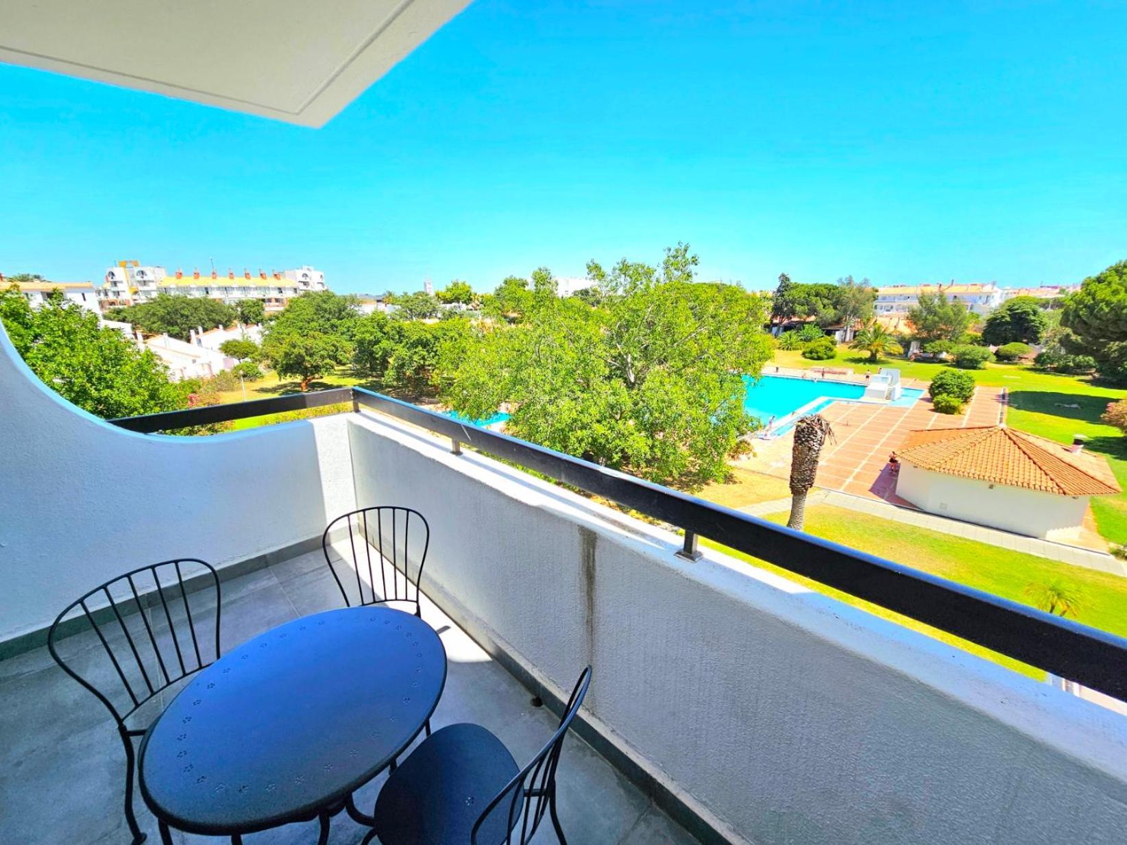 Vilanova, T0 - Modern Flat At Oura On The Strip With Balcony With View To The Pool, Pool Access, Lift And Air Conditioning Appartement